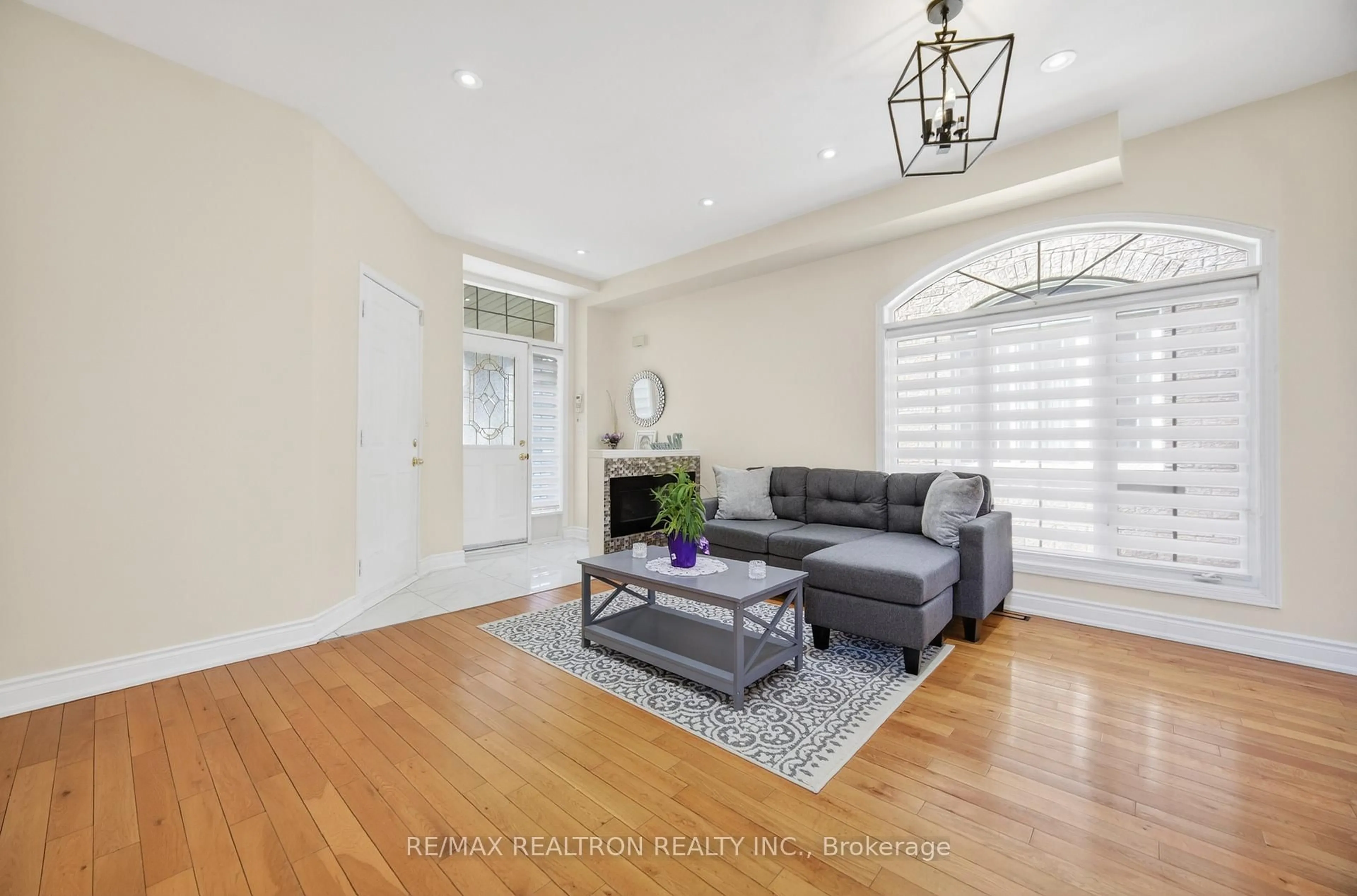 Living room with furniture, unknown for 22 Copperstone Cres, Richmond Hill Ontario L4S 2C5