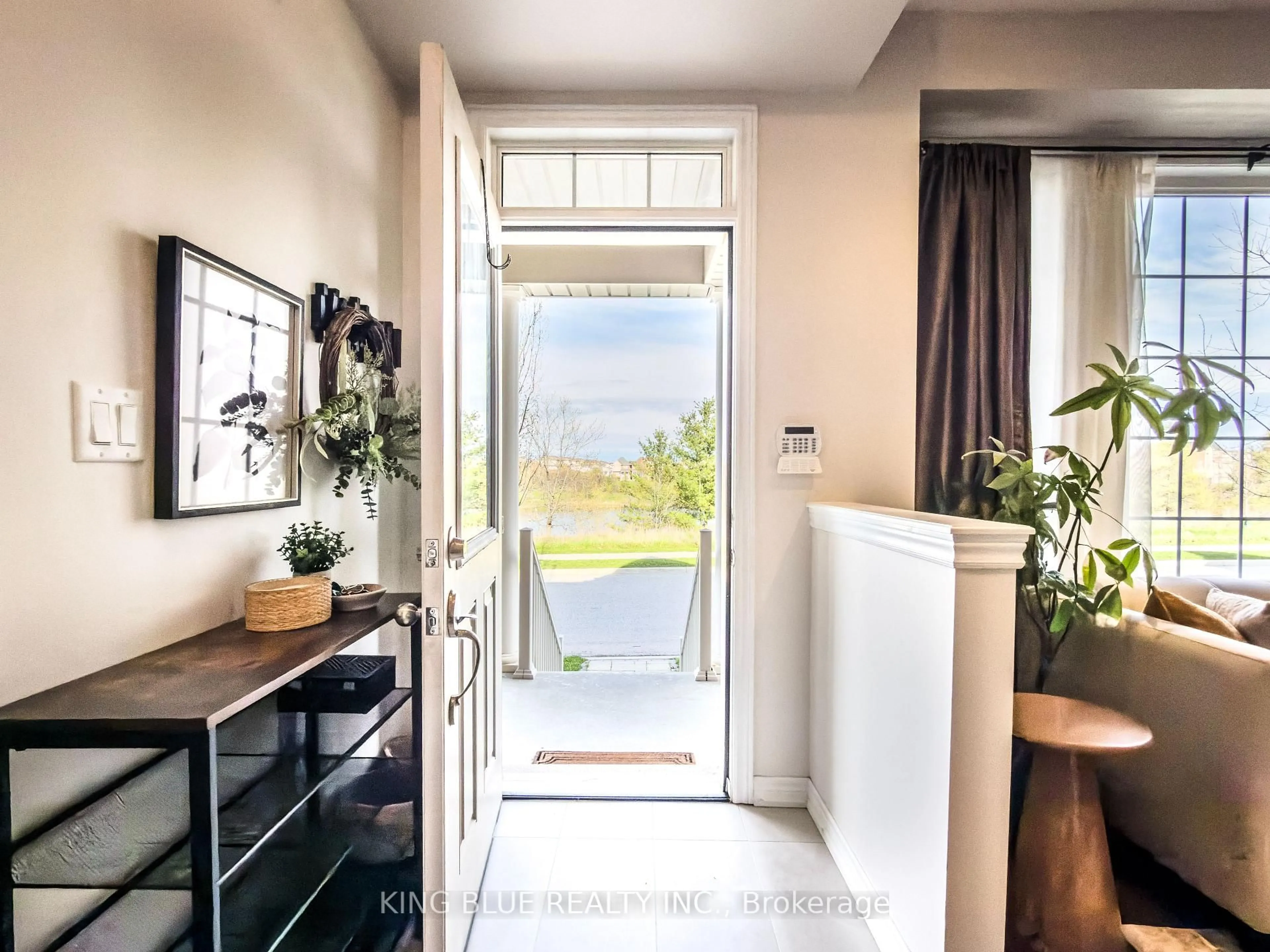 Indoor entryway for 24 Paper Birch Dr, Markham Ontario L6B 0T5
