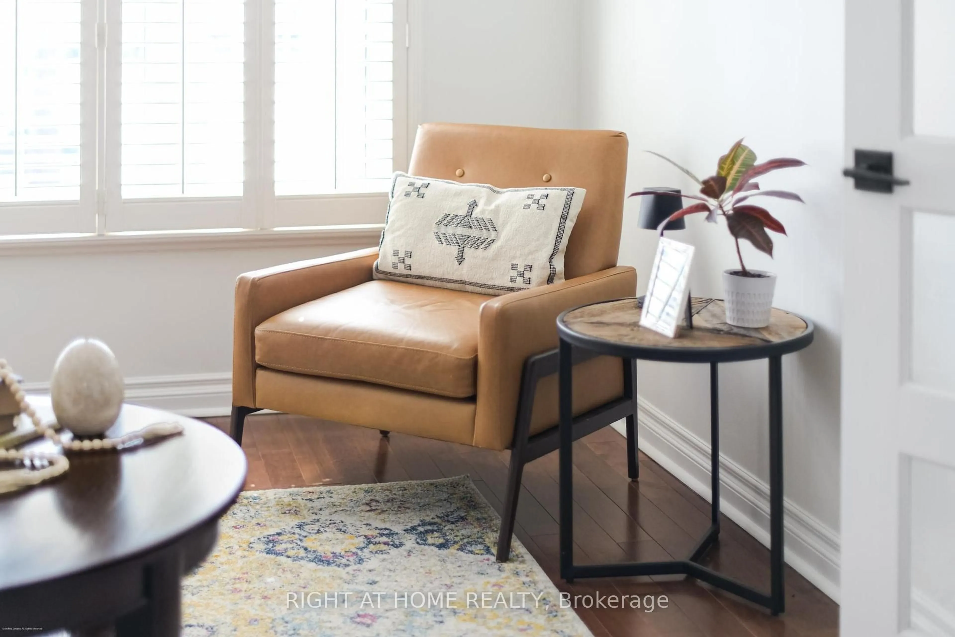 Living room with furniture, unknown for 885 Dales Ave, Newmarket Ontario L3Y 5Z6