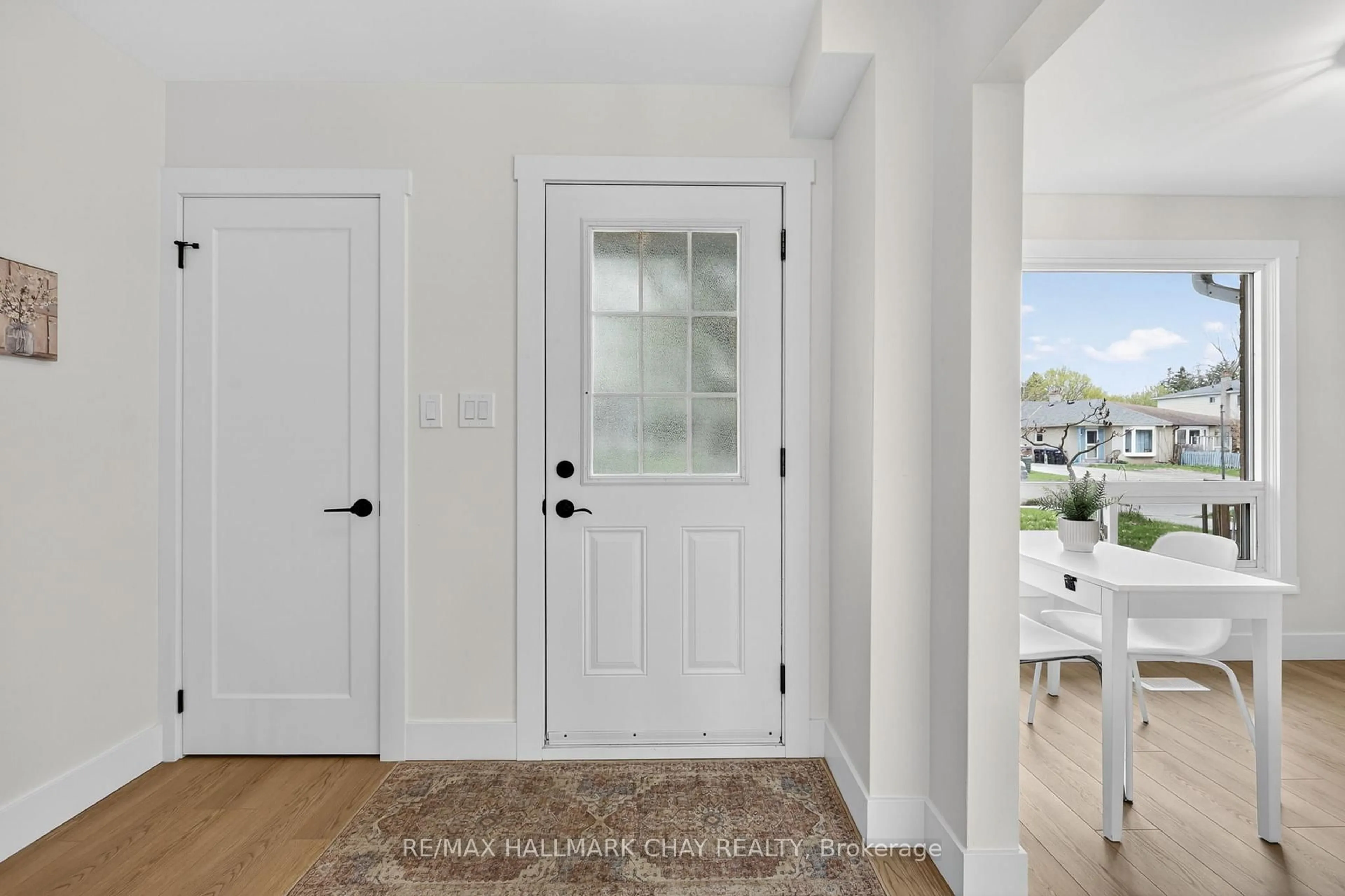 Indoor entryway for 37 Stewart Ave, New Tecumseth Ontario L9R 1C8