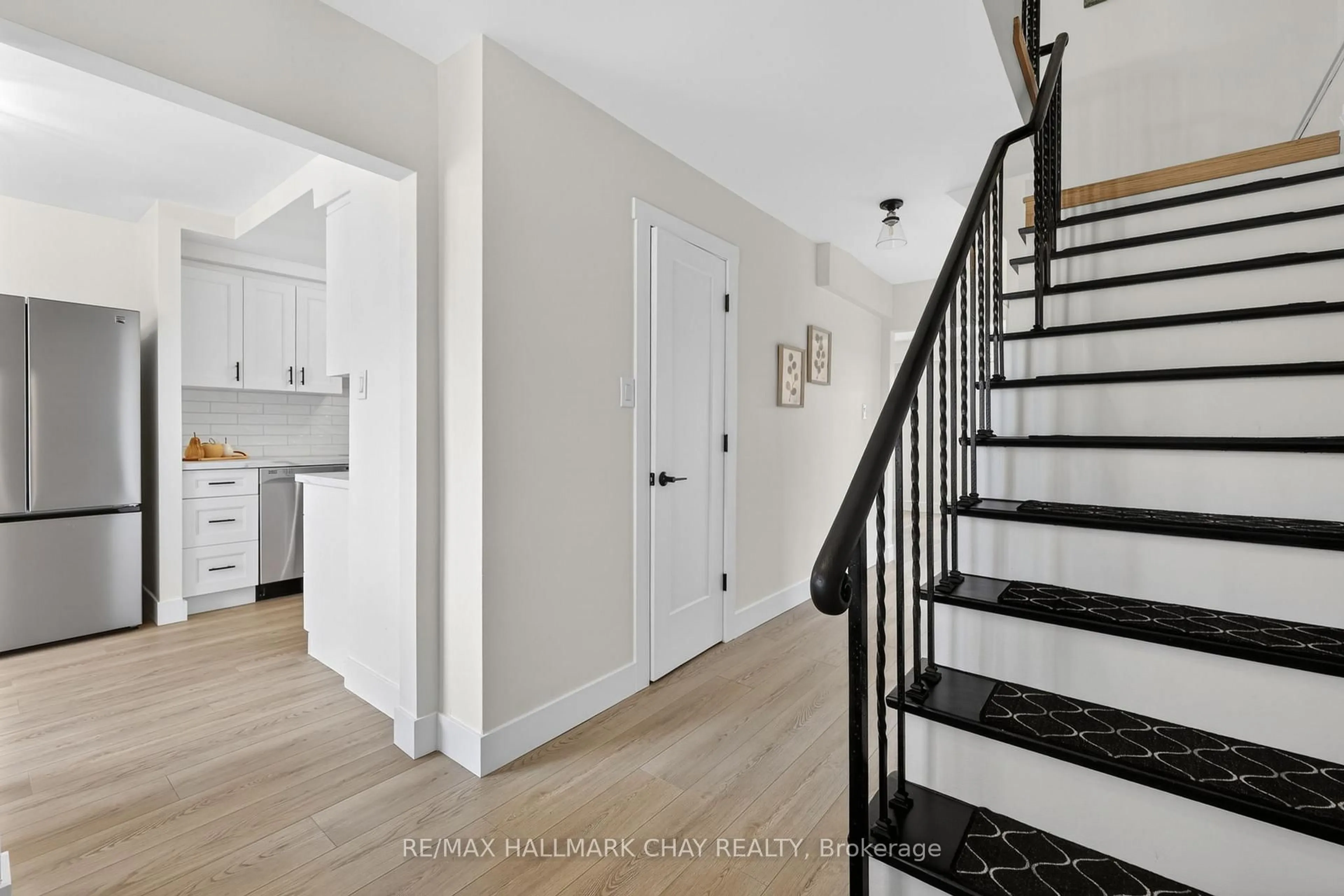Indoor entryway for 37 Stewart Ave, New Tecumseth Ontario L9R 1C8