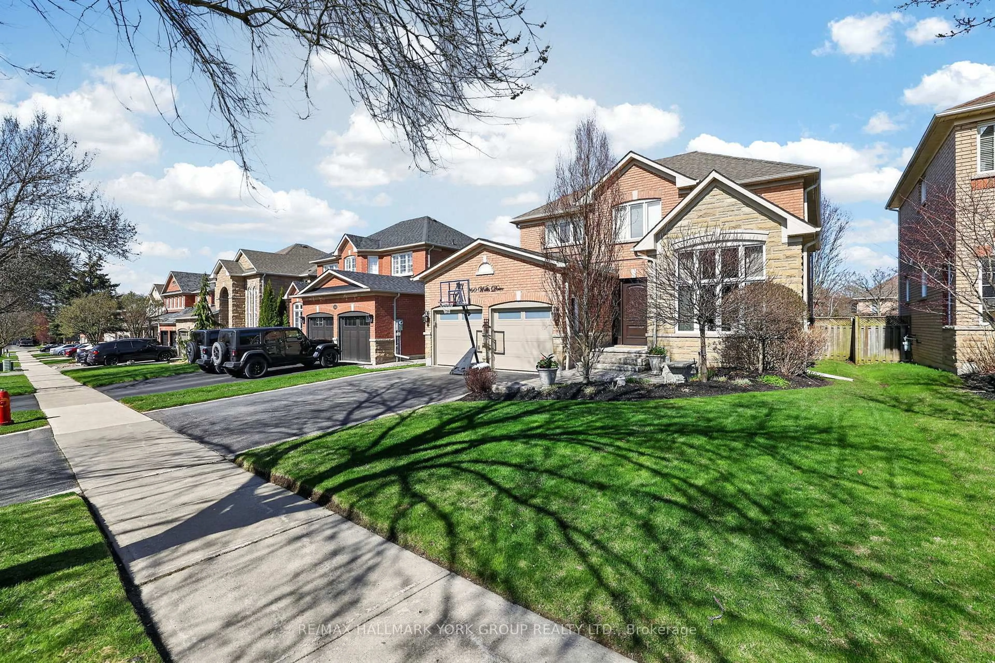 A pic from outside/outdoor area/front of a property/back of a property/a pic from drone, street for 260 Willis Dr, Aurora Ontario L4G 7M2