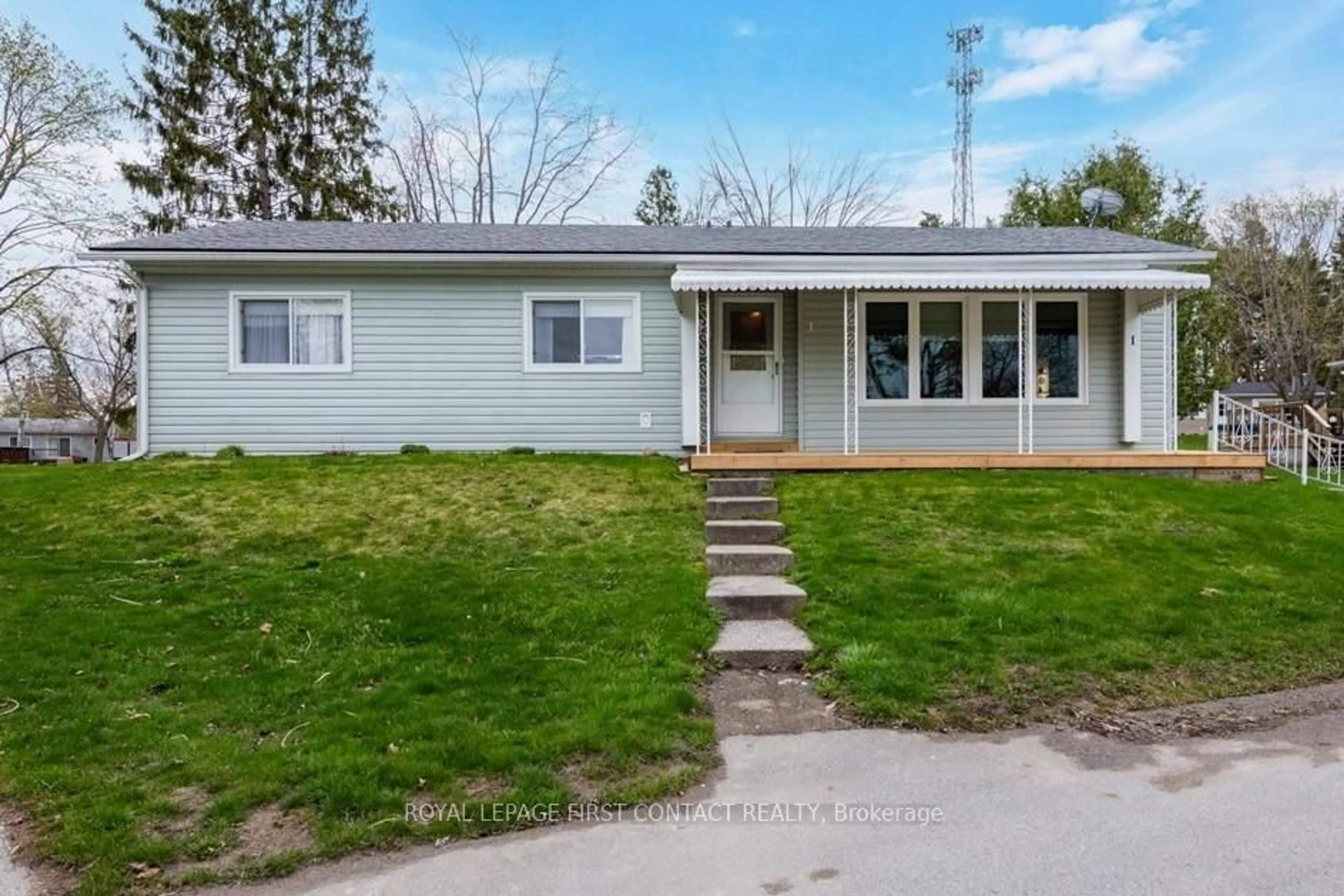 Home with vinyl exterior material, street for 1 Juniper Crt, Innisfil Ontario L9S 1N2