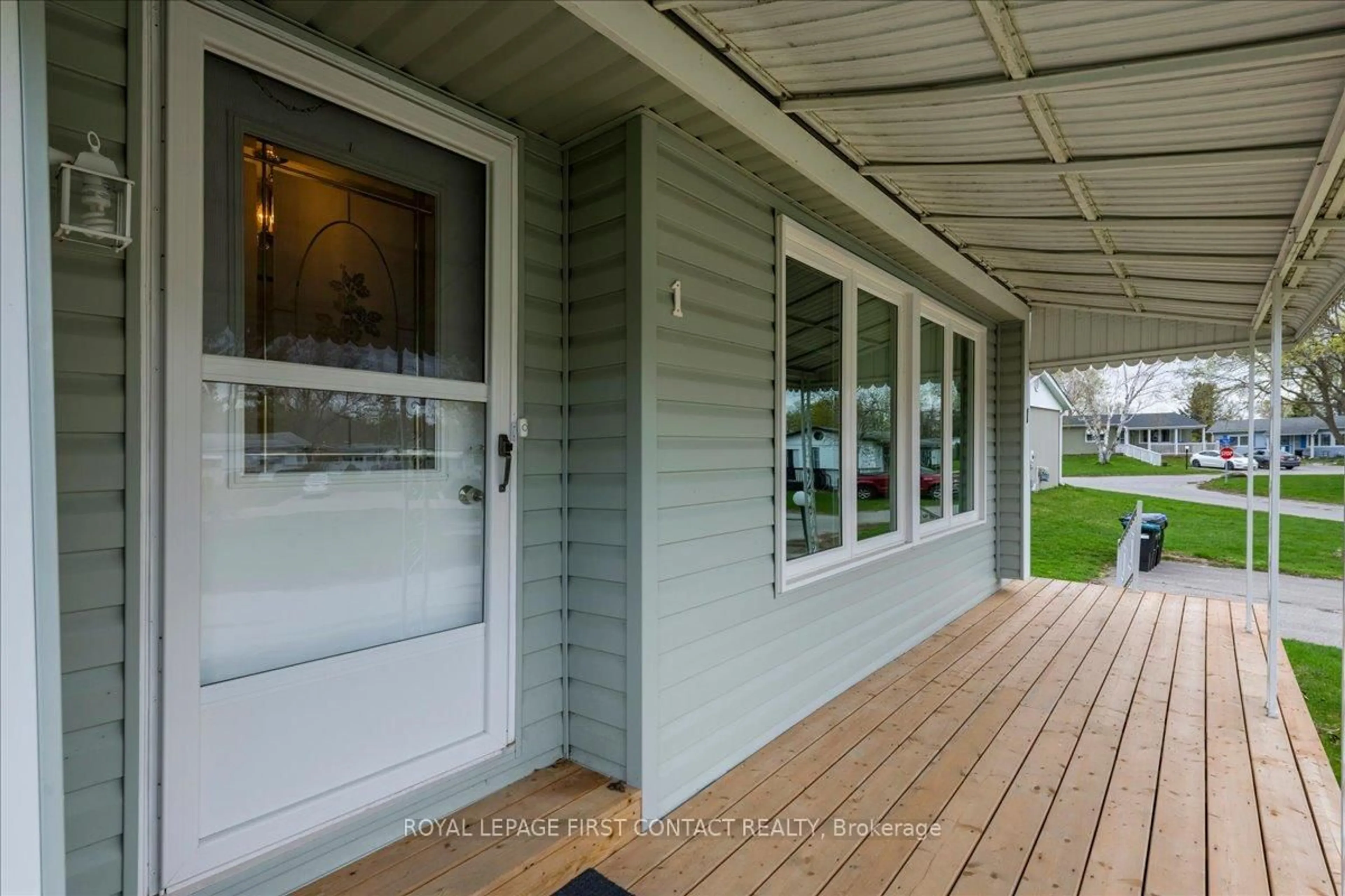 Home with vinyl exterior material, unknown for 1 Juniper Crt, Innisfil Ontario L9S 1N2