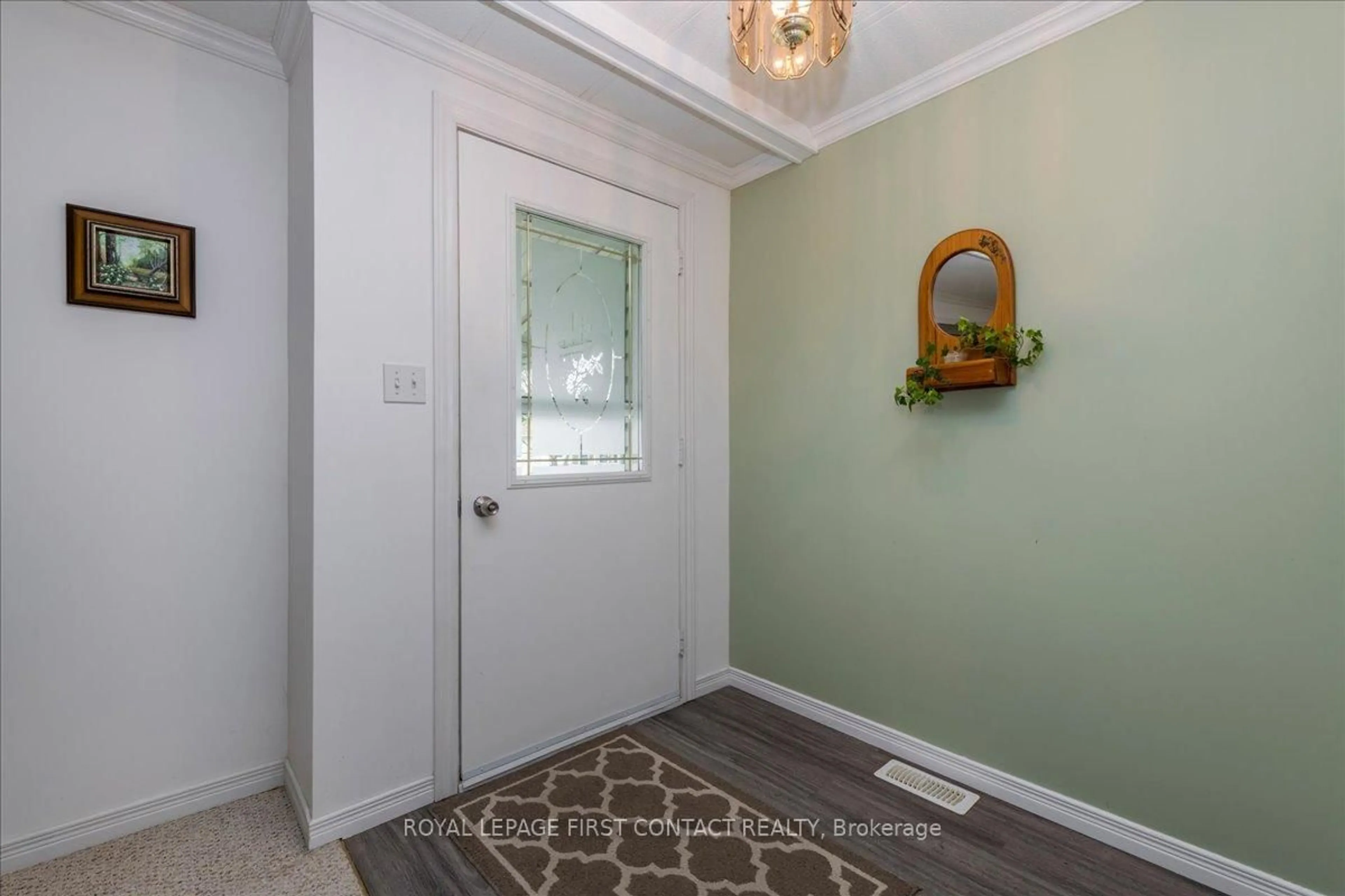 Indoor entryway for 1 Juniper Crt, Innisfil Ontario L9S 1N2