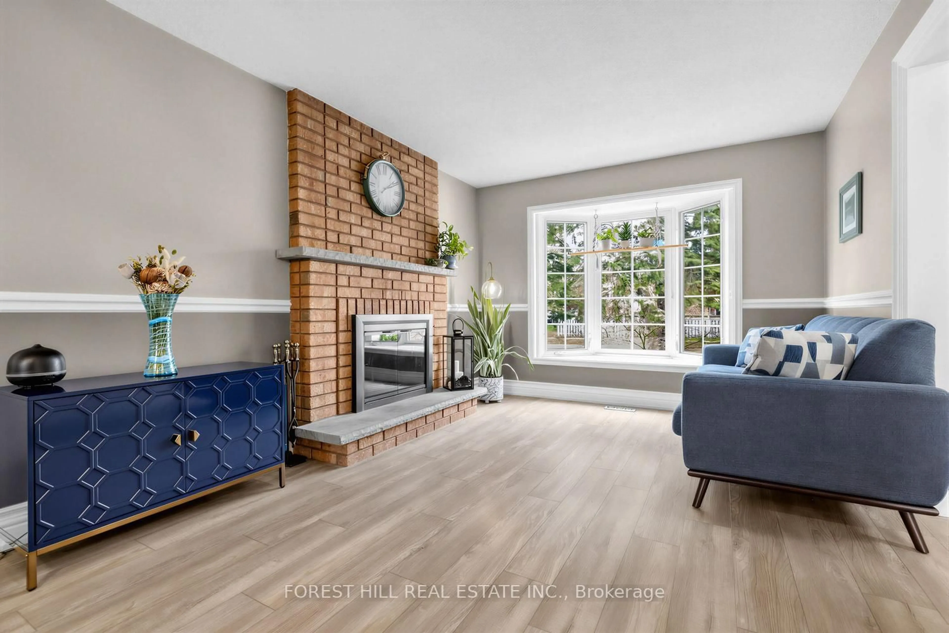 Living room with furniture, unknown for 199 Carrick Ave, Georgina Ontario L4P 3N7