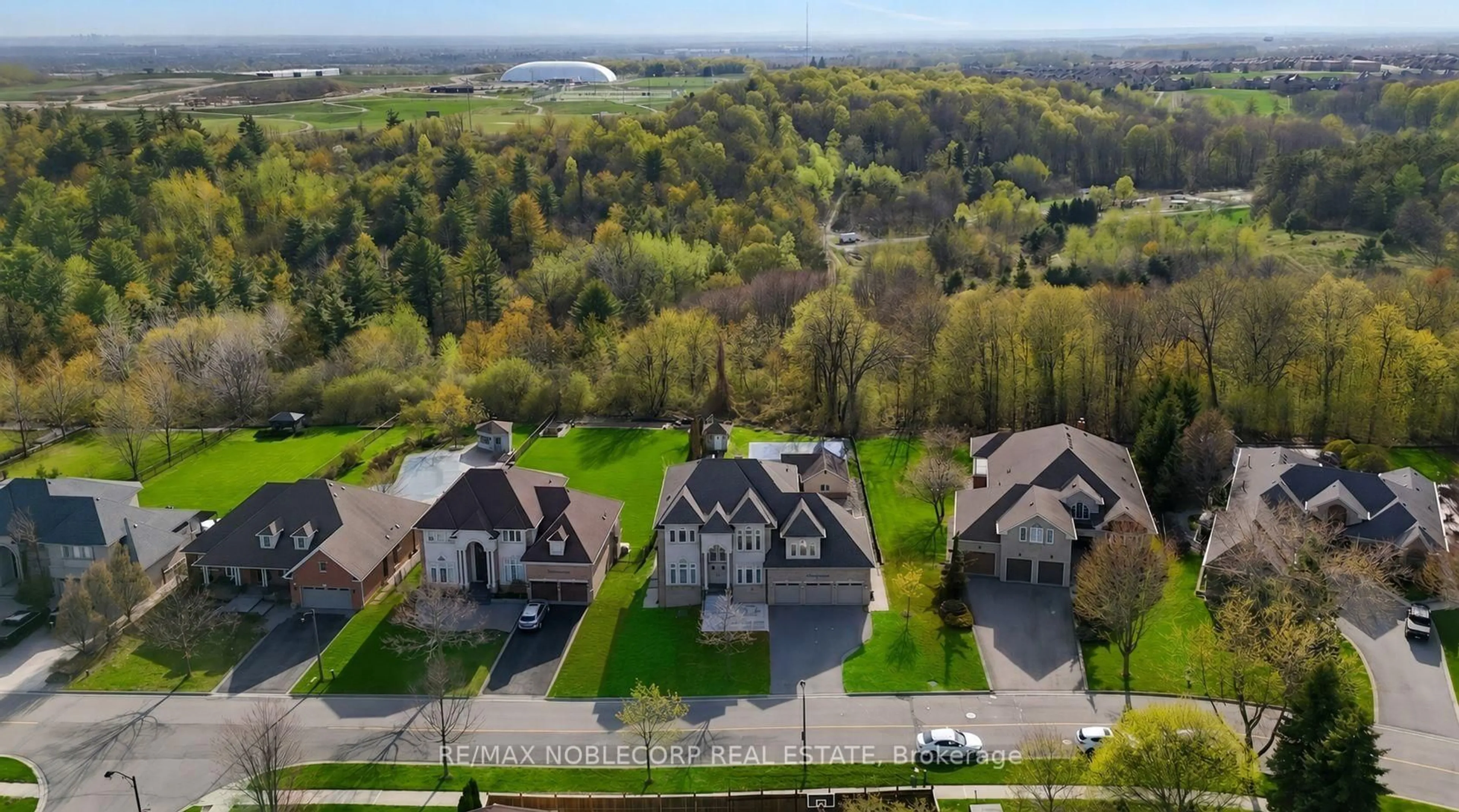 A pic from outside/outdoor area/front of a property/back of a property/a pic from drone, street for 170 Athabasca Dr, Vaughan Ontario L6A 3R9