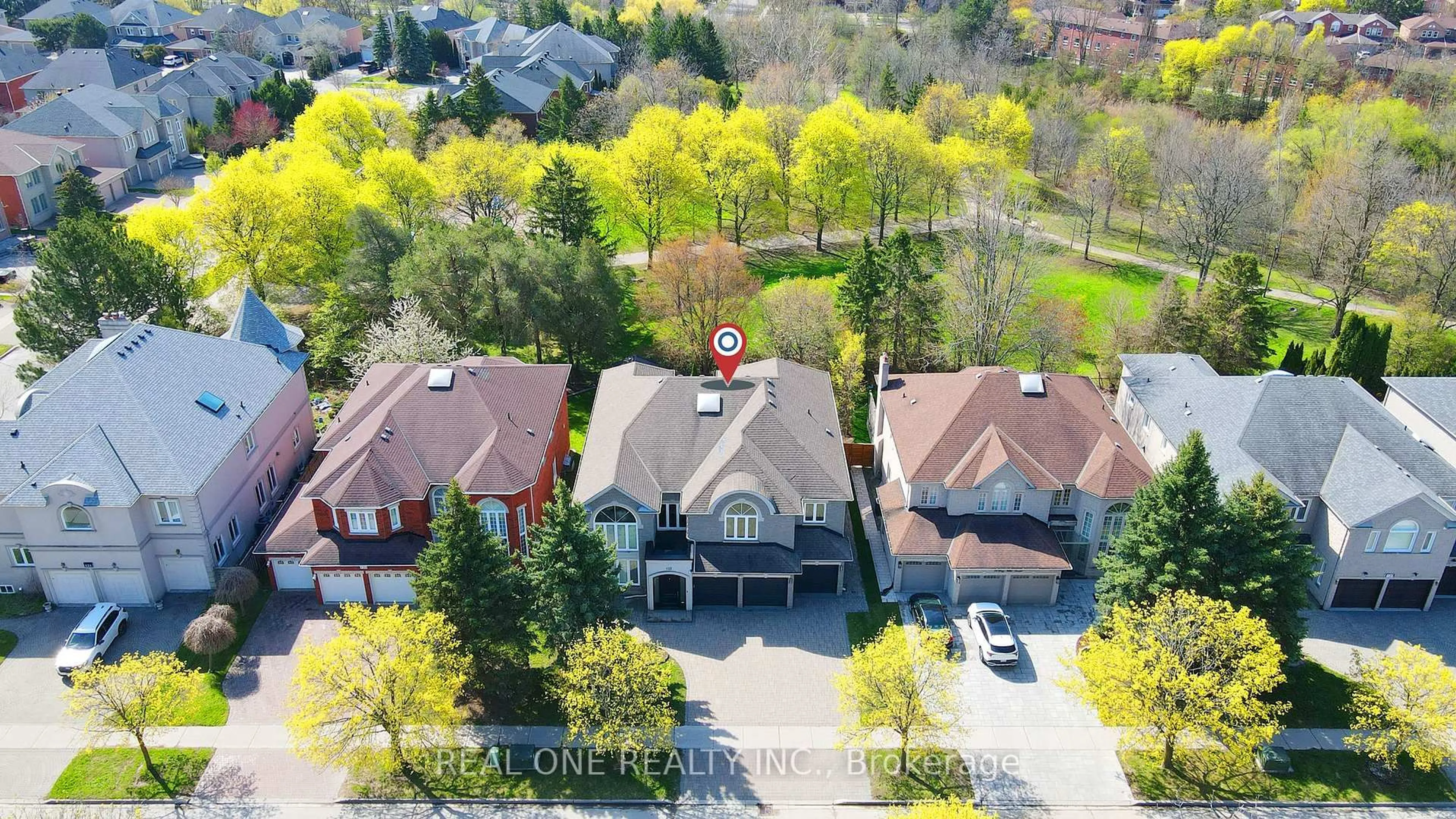 A pic from outside/outdoor area/front of a property/back of a property/a pic from drone, street for 125 Grey Alder Ave, Richmond Hill Ontario L4B 3P9