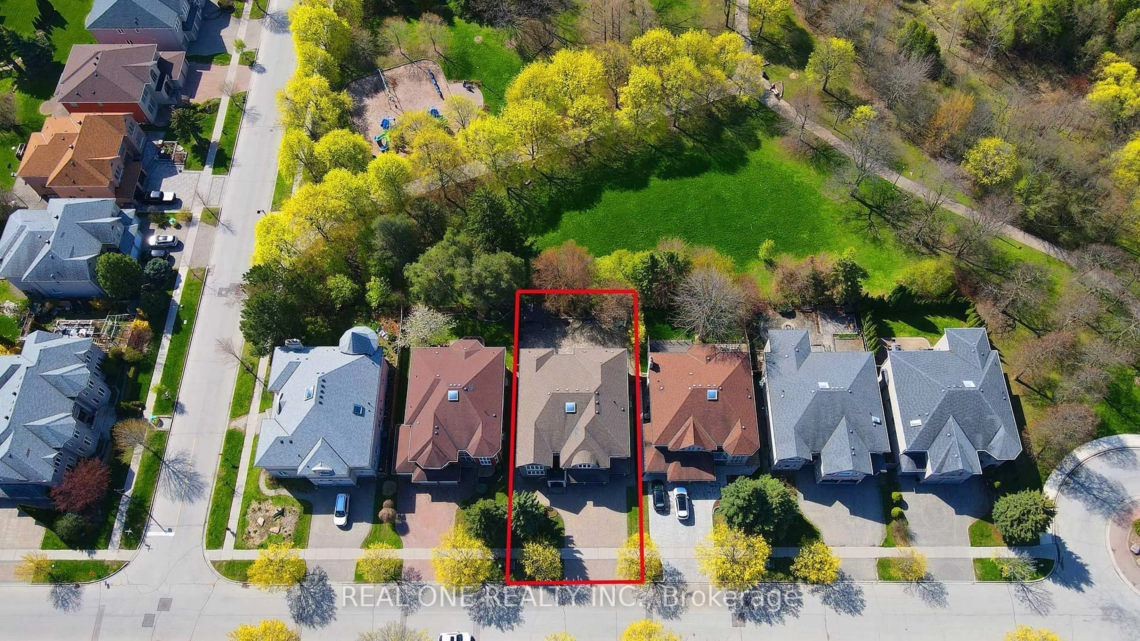 A pic from outside/outdoor area/front of a property/back of a property/a pic from drone, street for 125 Grey Alder Ave, Richmond Hill Ontario L4B 3P9