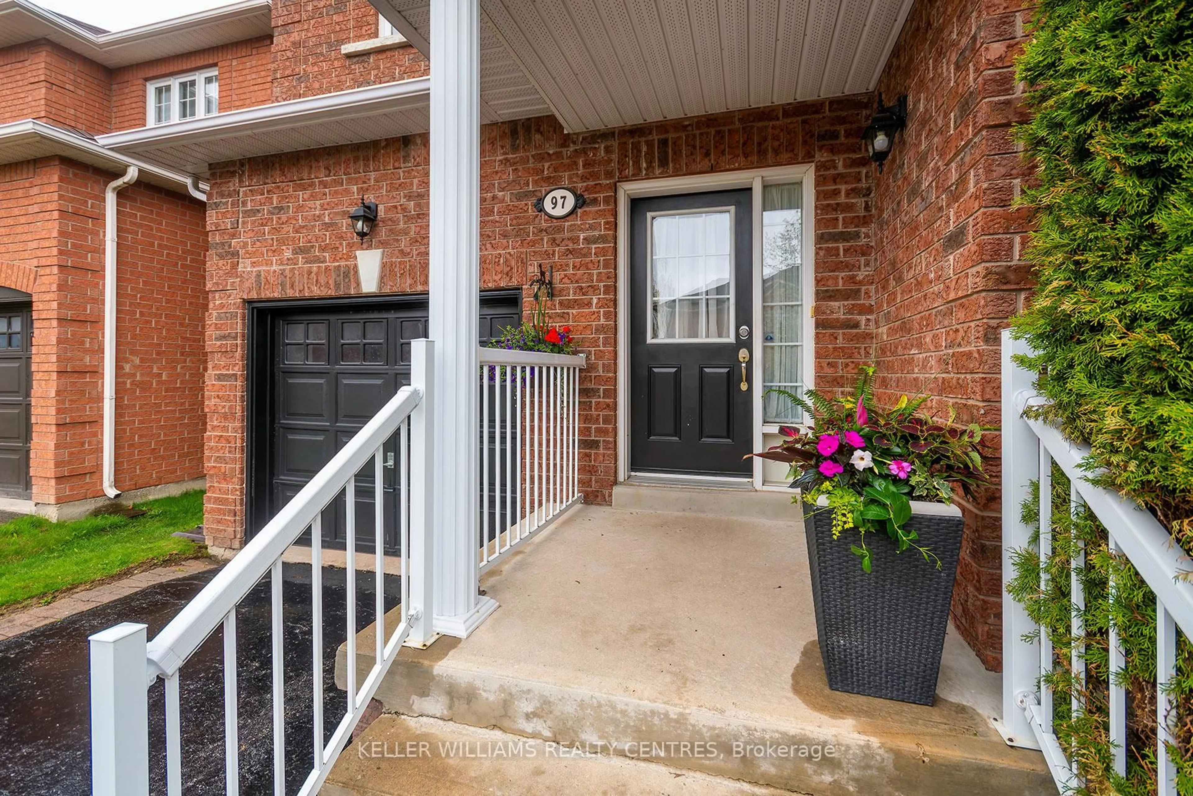 Indoor entryway for 97 Woodbury Cres, Newmarket Ontario L3X 2T2