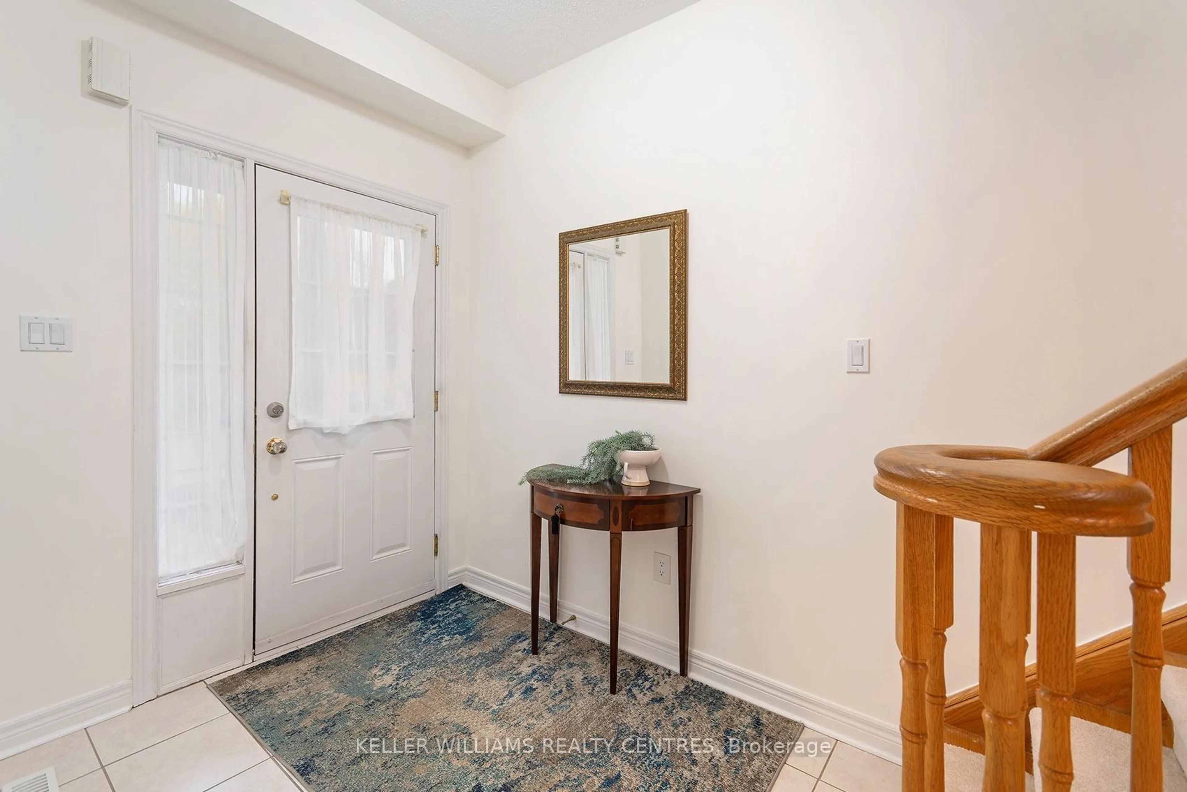 Indoor entryway for 97 Woodbury Cres, Newmarket Ontario L3X 2T2