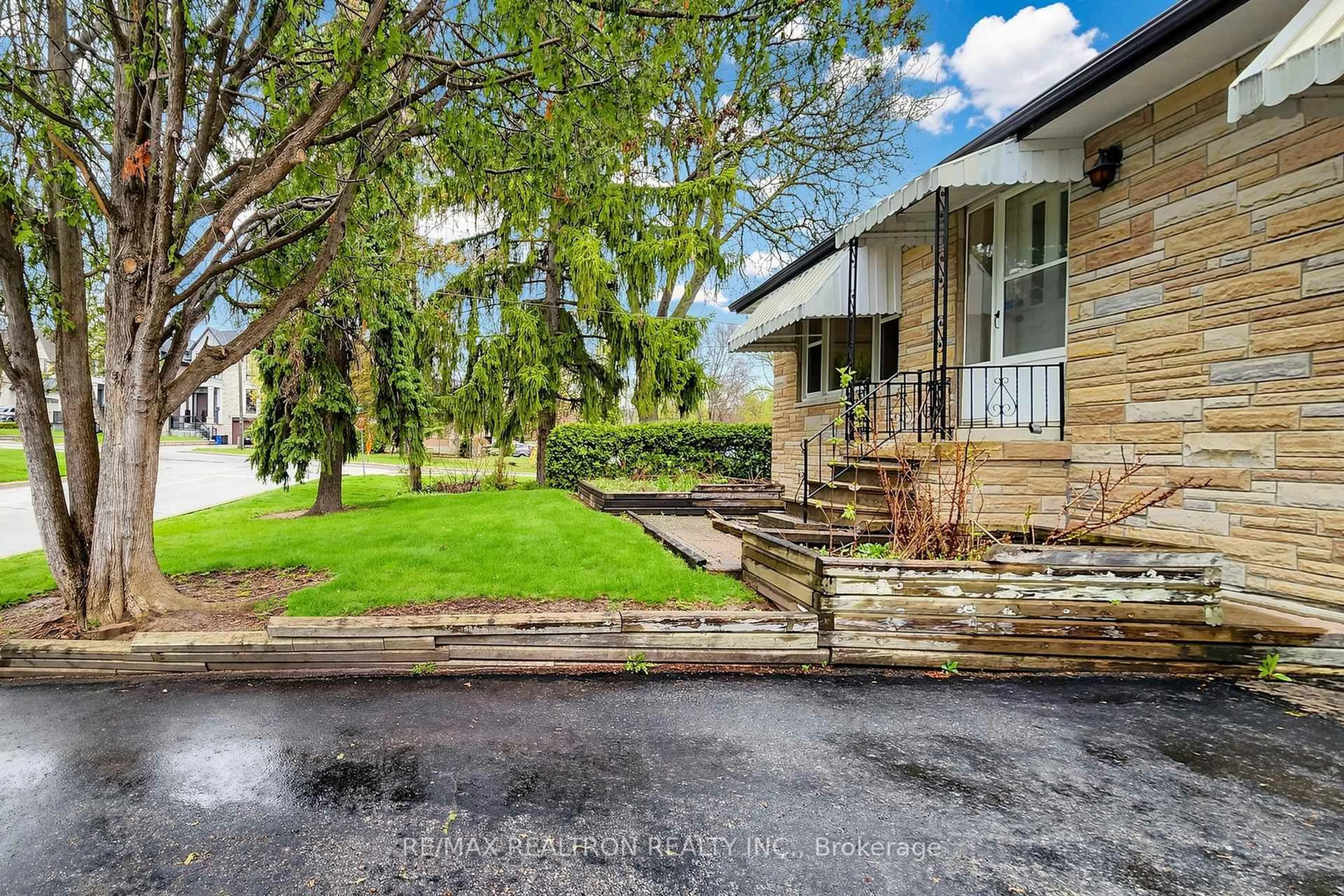 A pic from outside/outdoor area/front of a property/back of a property/a pic from drone, street for 281 Lennox Ave, Richmond Hill Ontario L4C 2A4