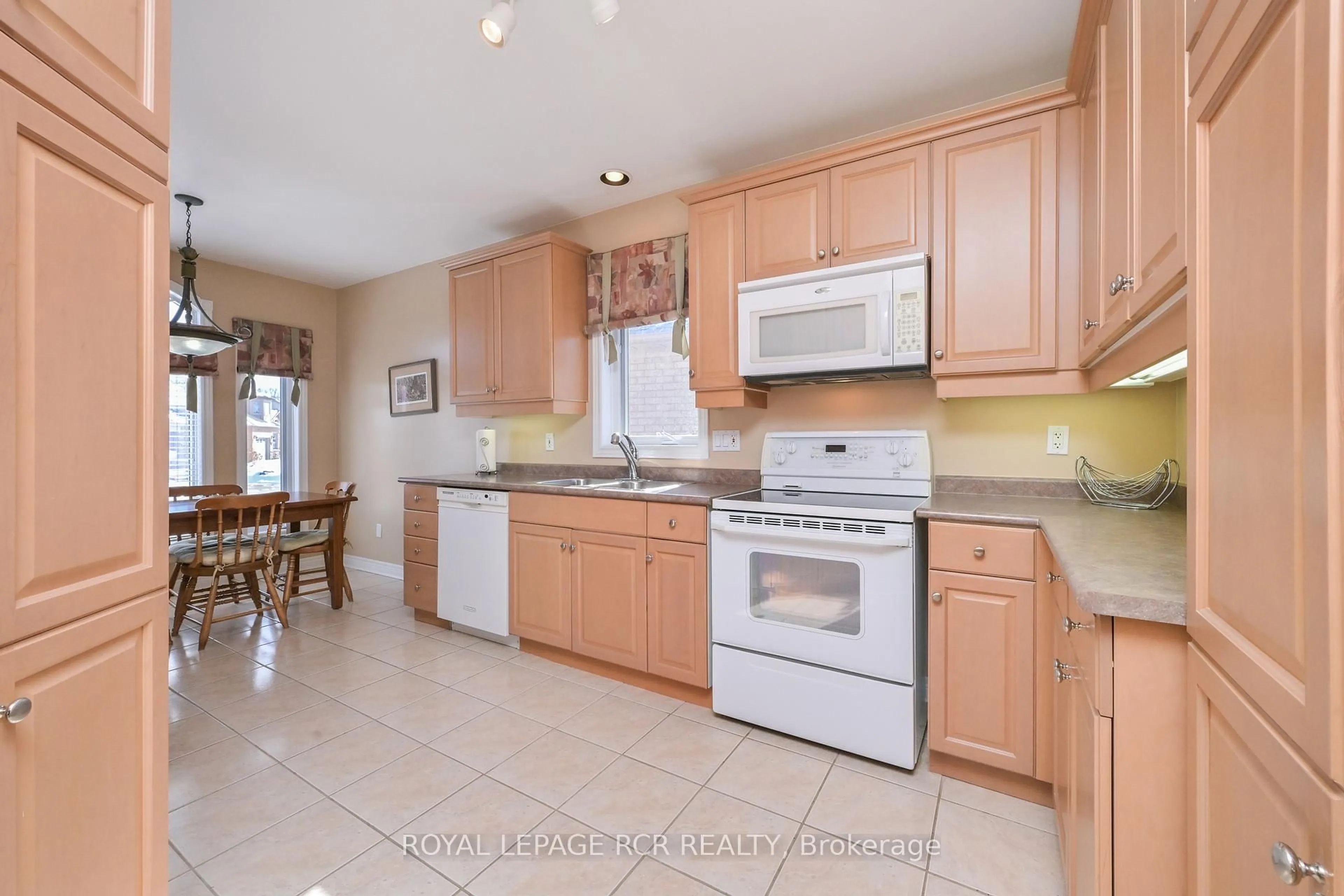 Standard kitchen, ceramic/tile floor for 38 Bella Vista Tr, New Tecumseth Ontario L9R 2C6
