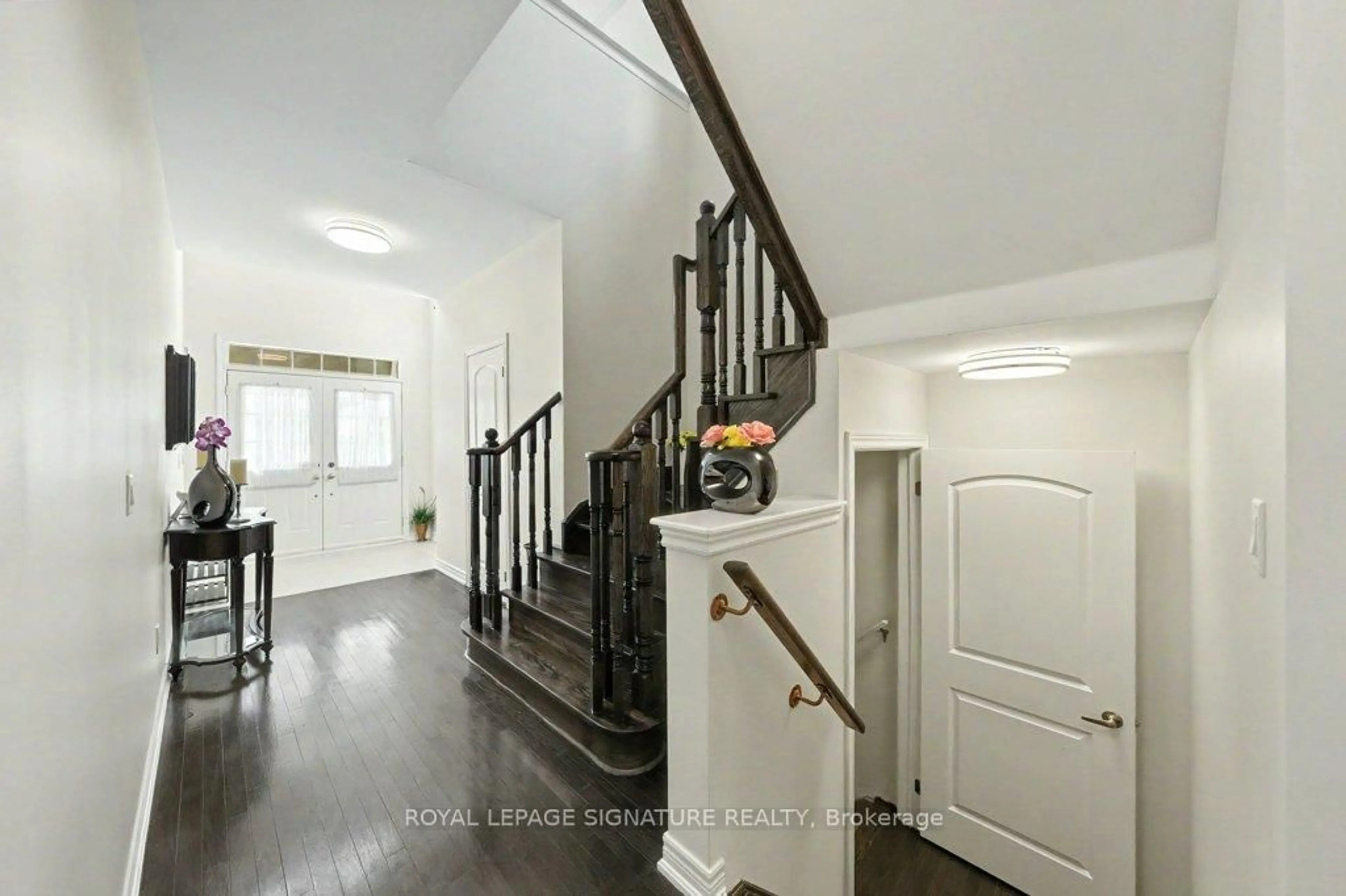 Indoor entryway for 197 Roadhouse Blvd, Newmarket Ontario L3X 3K6