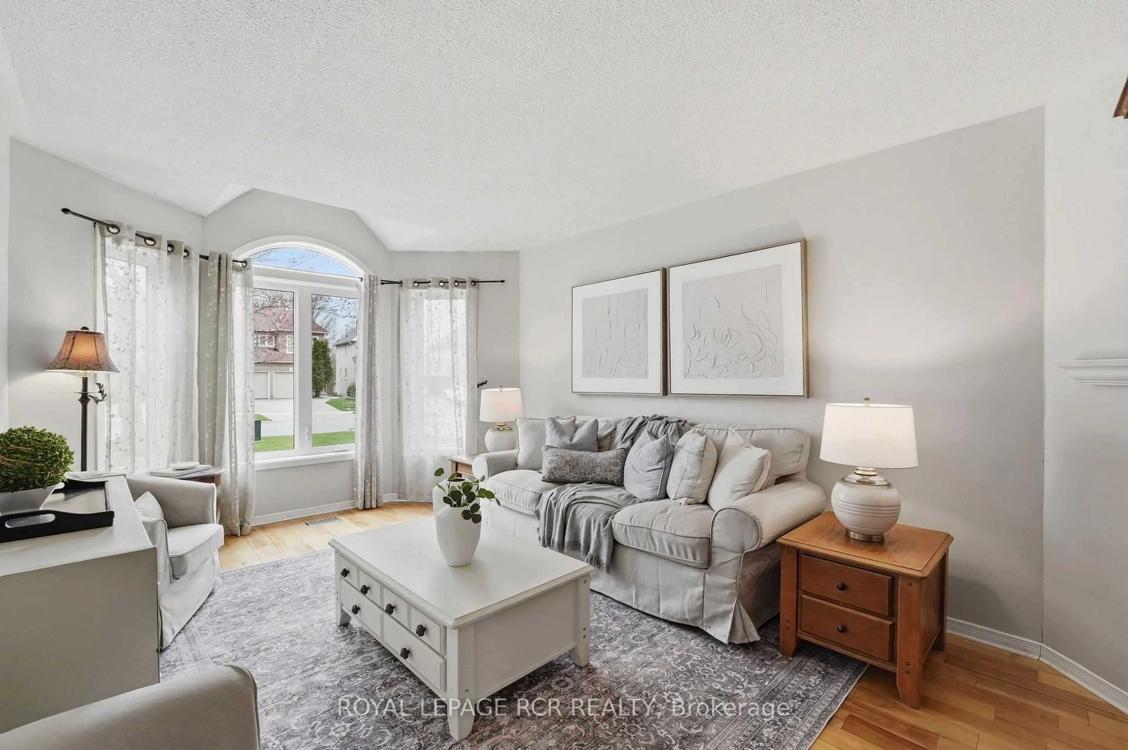 Living room with furniture, unknown for 59 Dawlish Ave, Aurora Ontario L4G 6R4