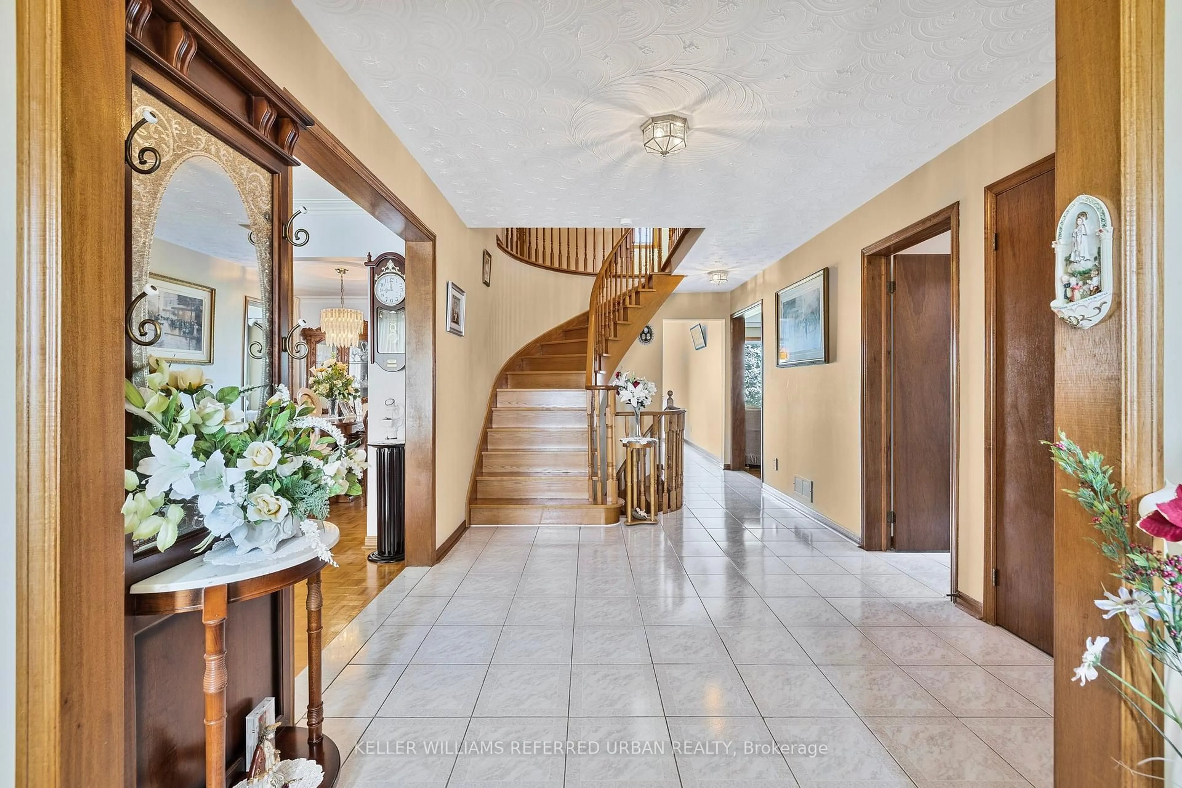 Indoor foyer for 160 Miller Park Ave, Bradford West Gwillimbury Ontario L3Z 2K3