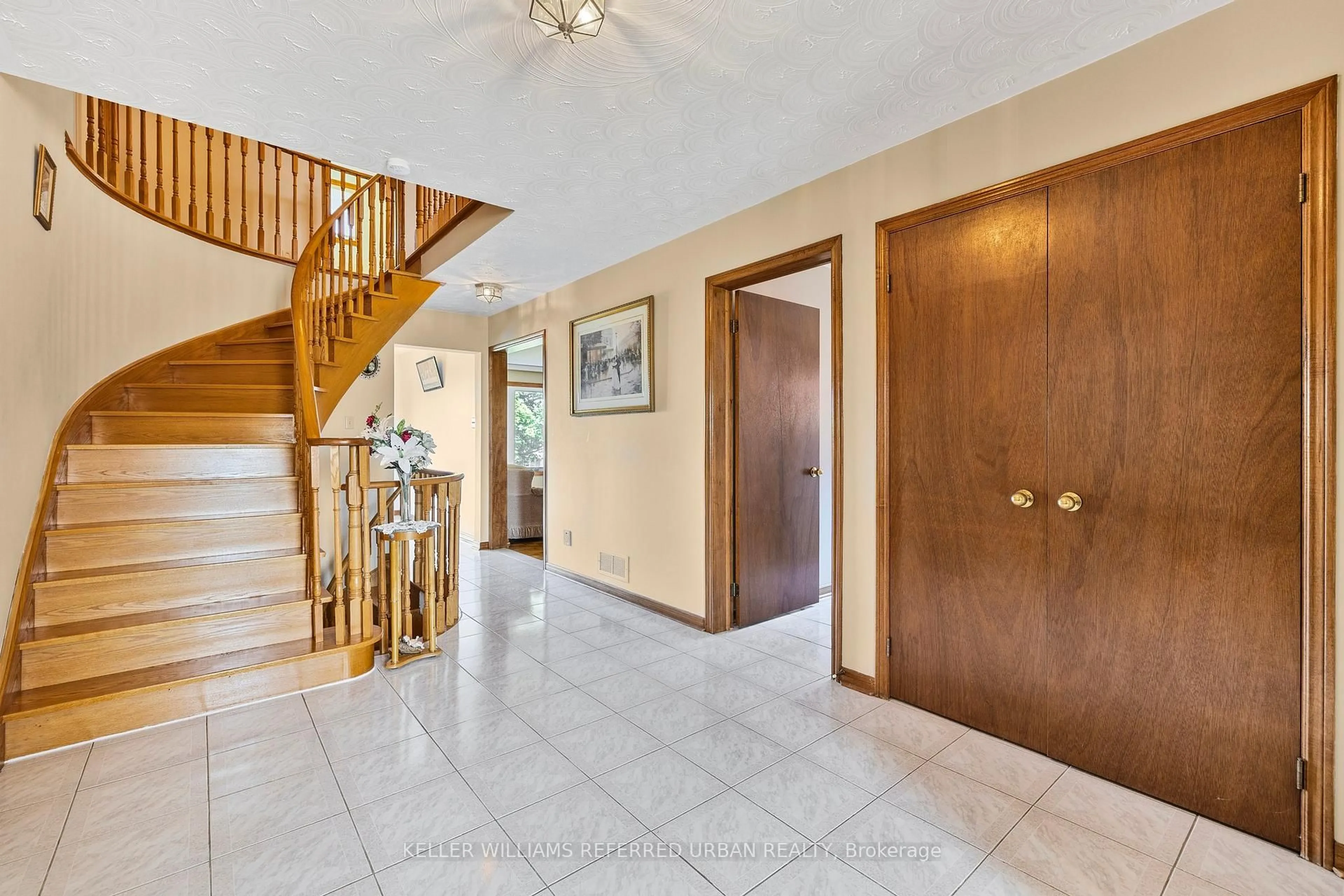 Indoor foyer for 160 Miller Park Ave, Bradford West Gwillimbury Ontario L3Z 2K3