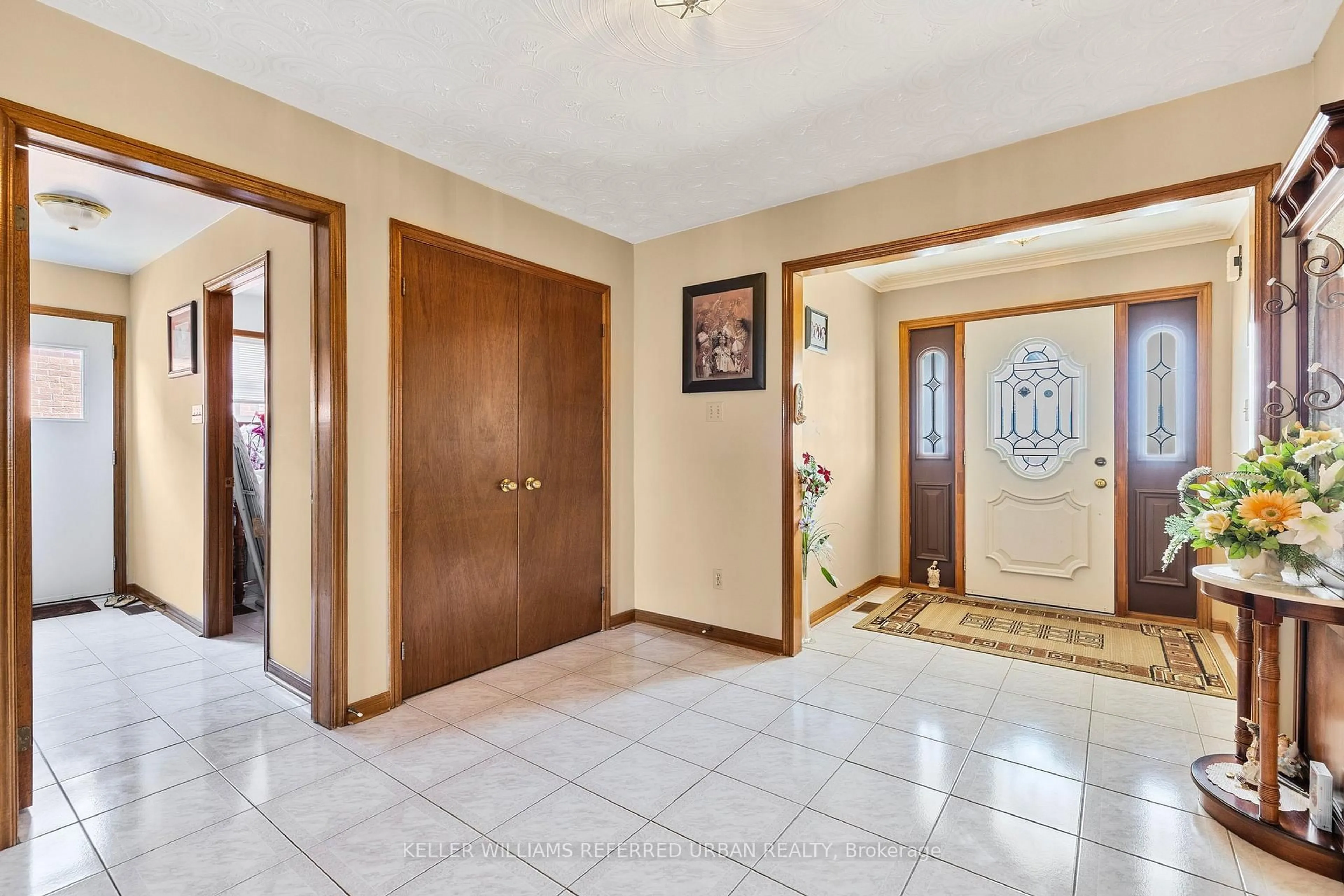 Indoor foyer for 160 Miller Park Ave, Bradford West Gwillimbury Ontario L3Z 2K3
