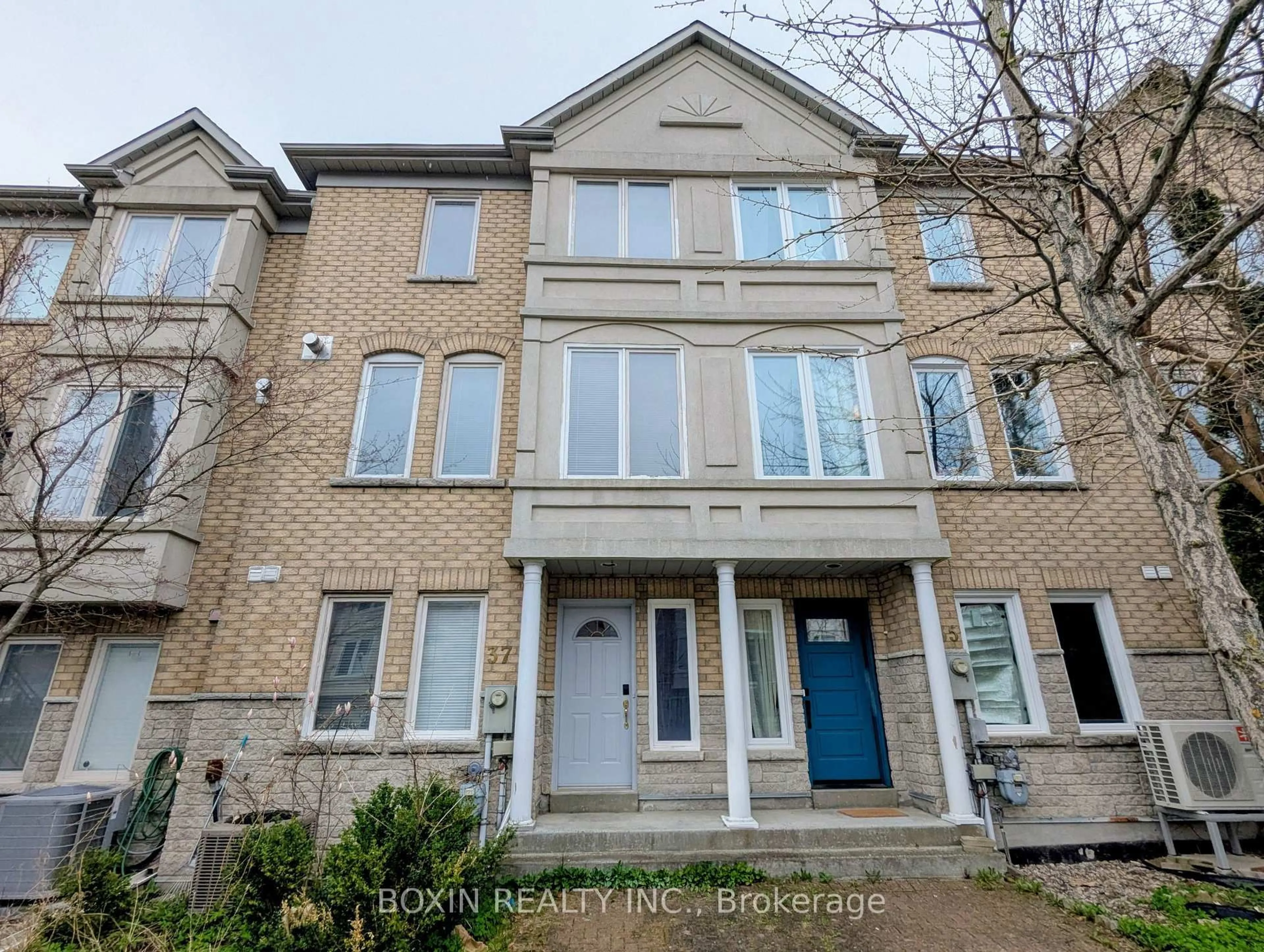 A pic from outside/outdoor area/front of a property/back of a property/a pic from drone, street for 37 Orchid Rd, Markham Ontario L3T 7V2