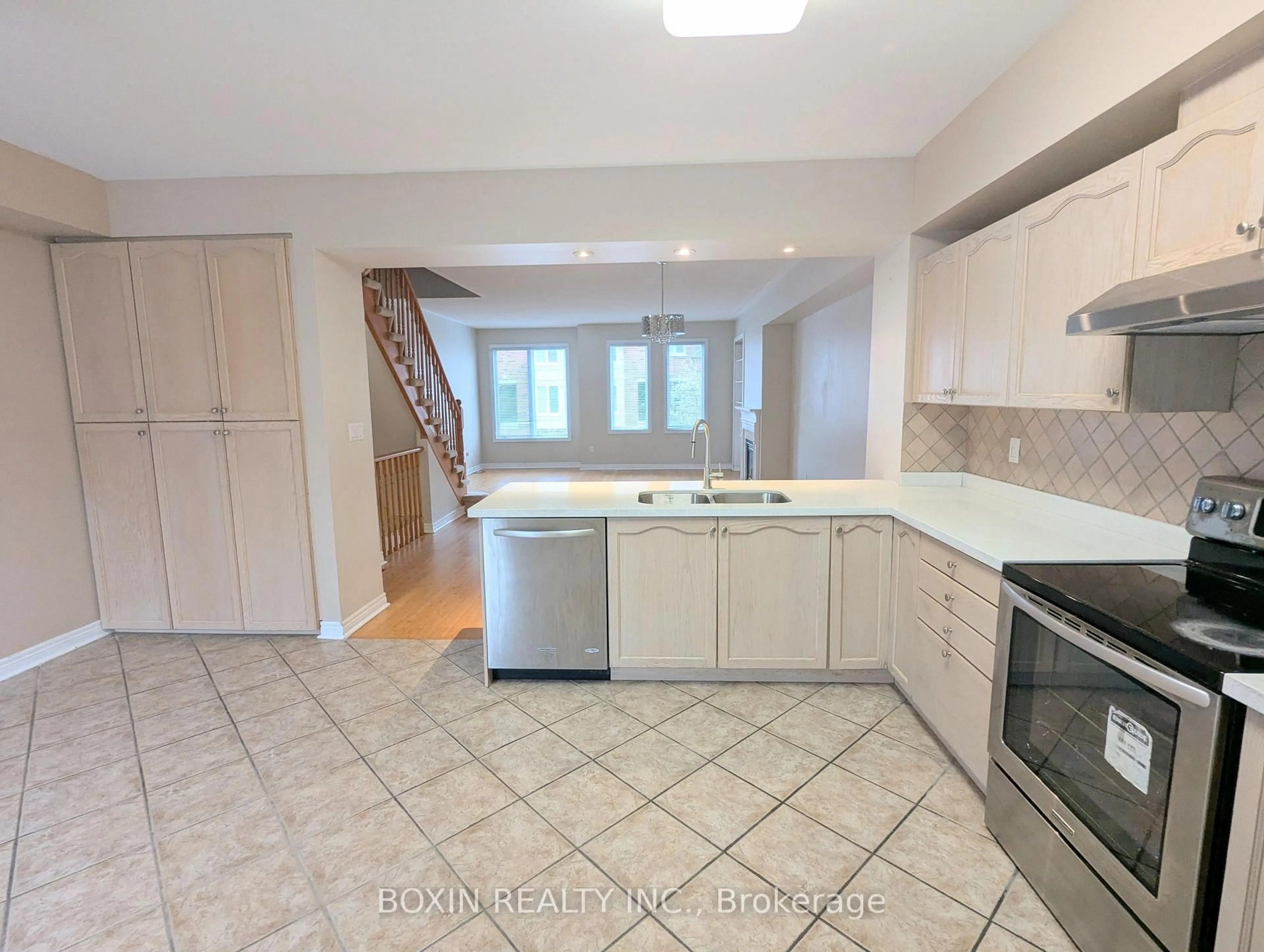 Open concept kitchen, ceramic/tile floor for 37 Orchid Rd, Markham Ontario L3T 7V2