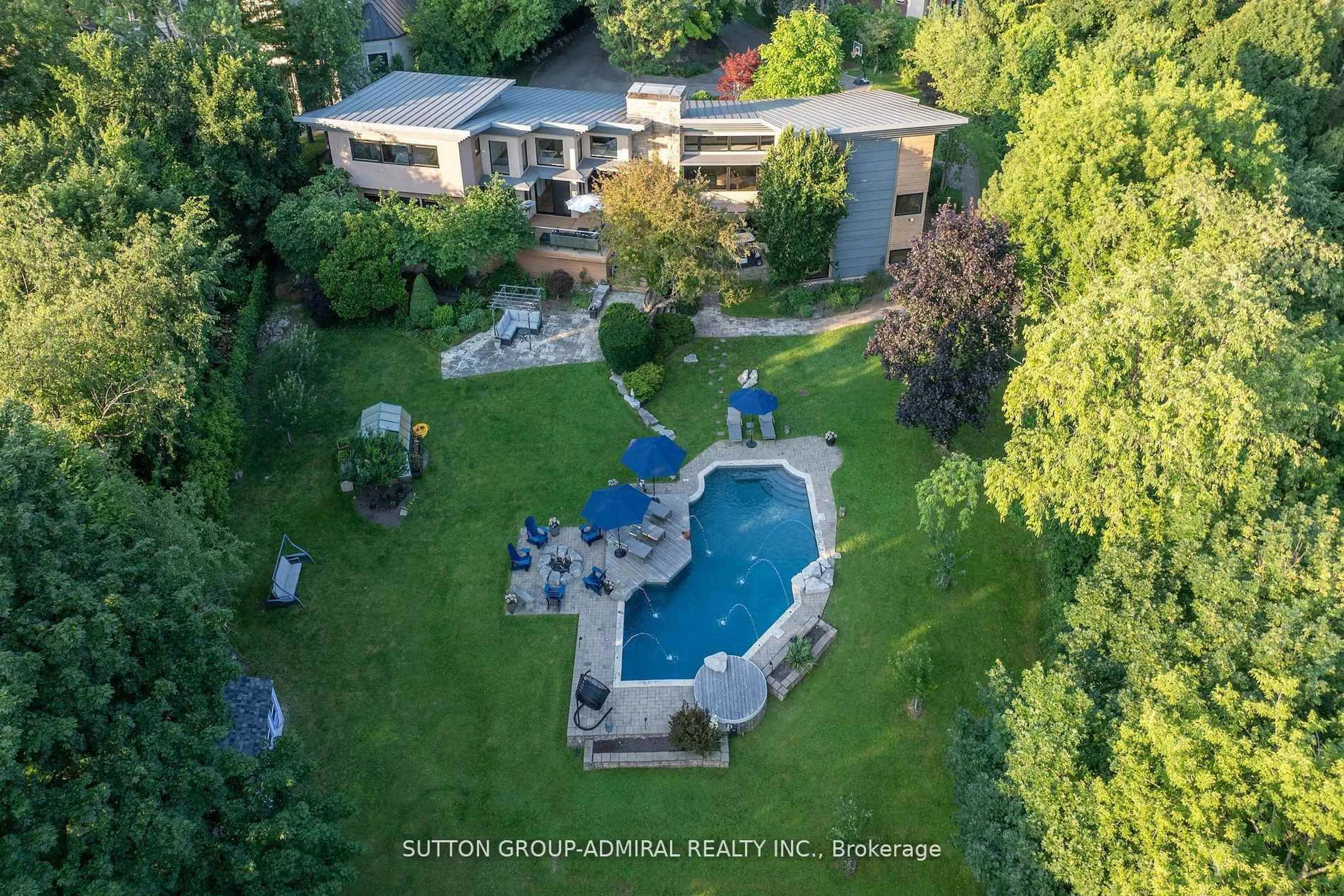 A pic from outside/outdoor area/front of a property/back of a property/a pic from drone, unknown for 27 Elm Ridge Acres Rd, Markham Ontario L3T 1W2