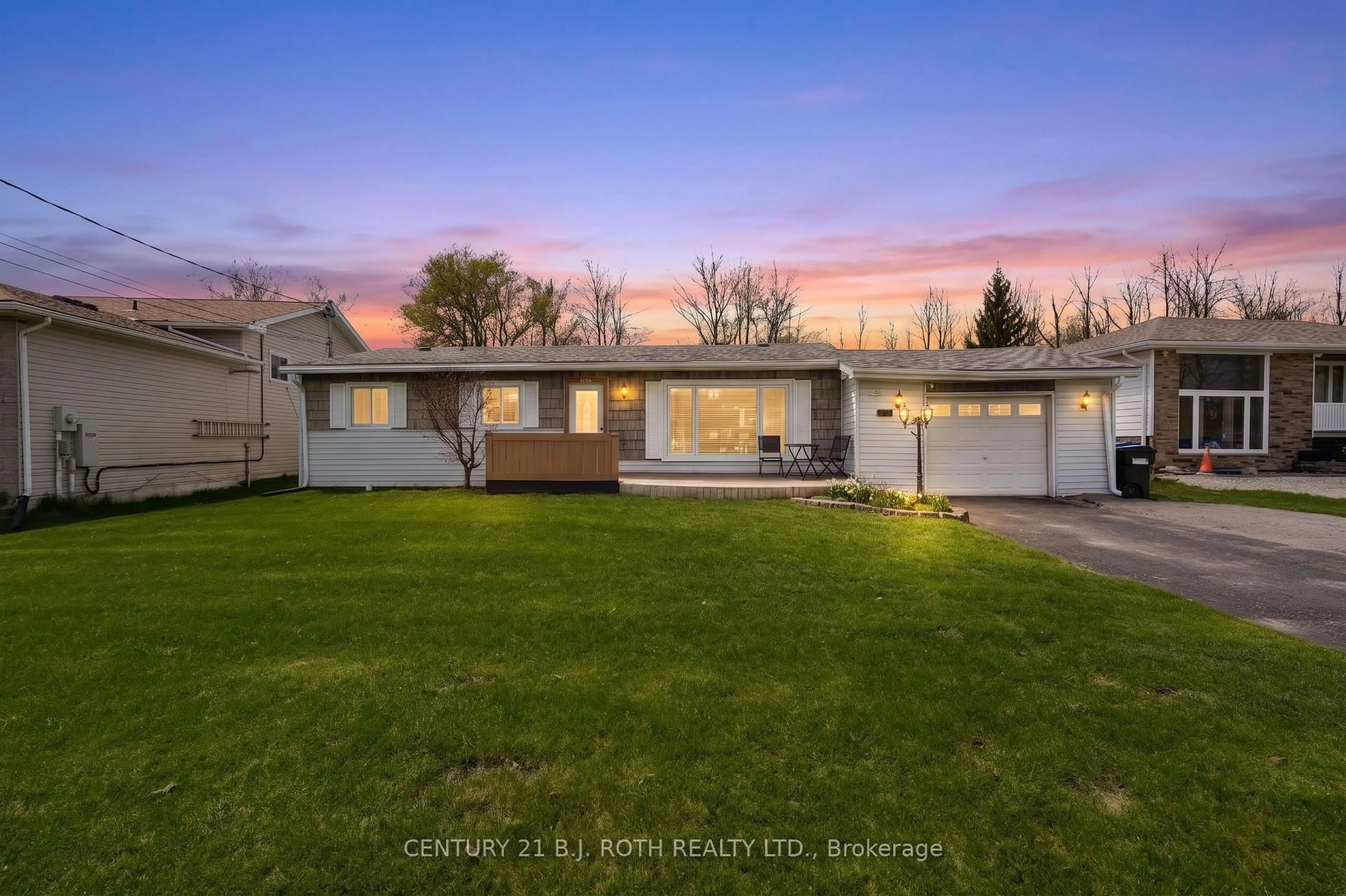 A pic from outside/outdoor area/front of a property/back of a property/a pic from drone, street for 1032 Gilmore Ave, Innisfil Ontario L0L 1W0