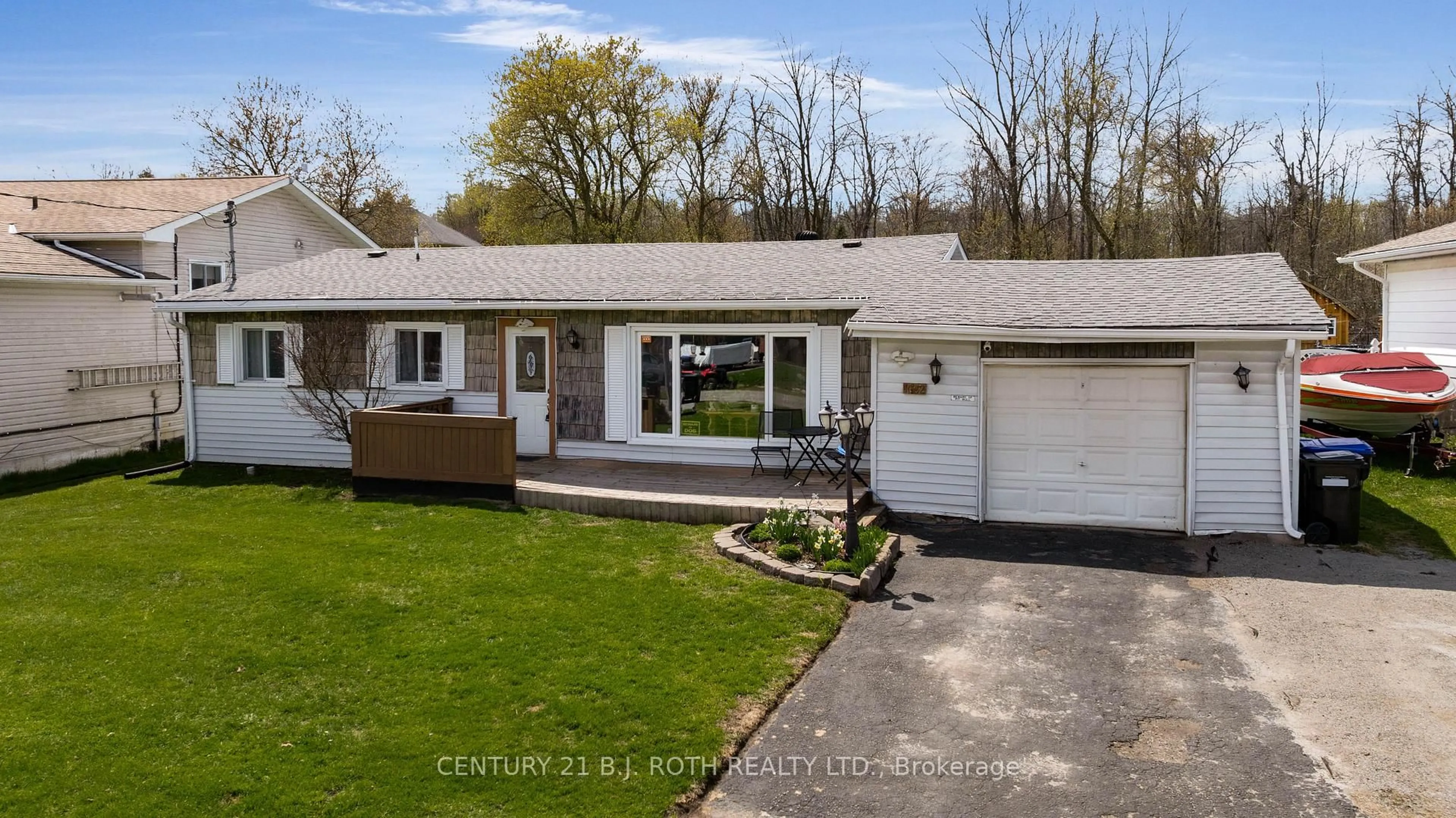 A pic from outside/outdoor area/front of a property/back of a property/a pic from drone, street for 1032 Gilmore Ave, Innisfil Ontario L0L 1W0