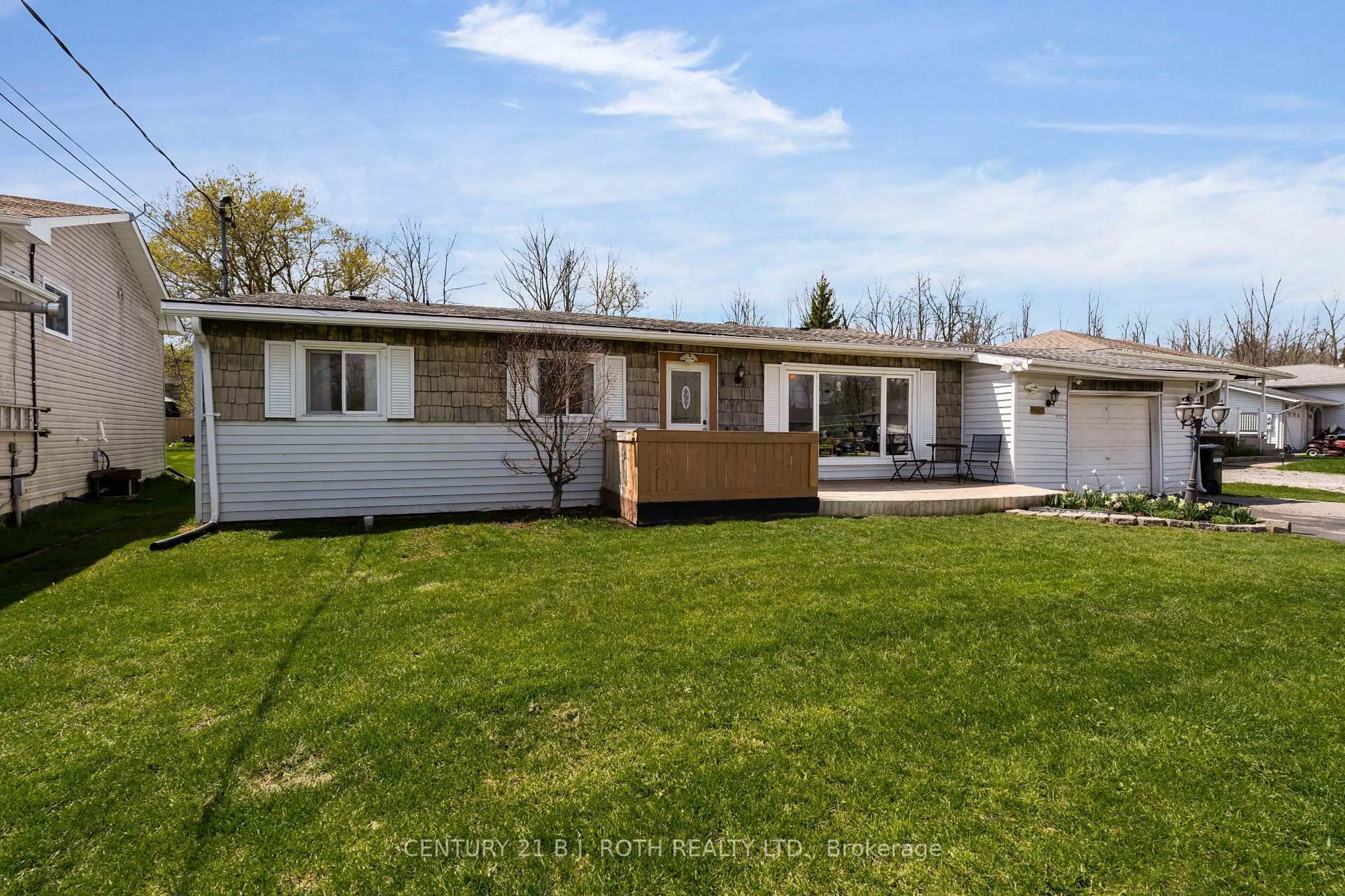 A pic from outside/outdoor area/front of a property/back of a property/a pic from drone, unknown for 1032 Gilmore Ave, Innisfil Ontario L0L 1W0