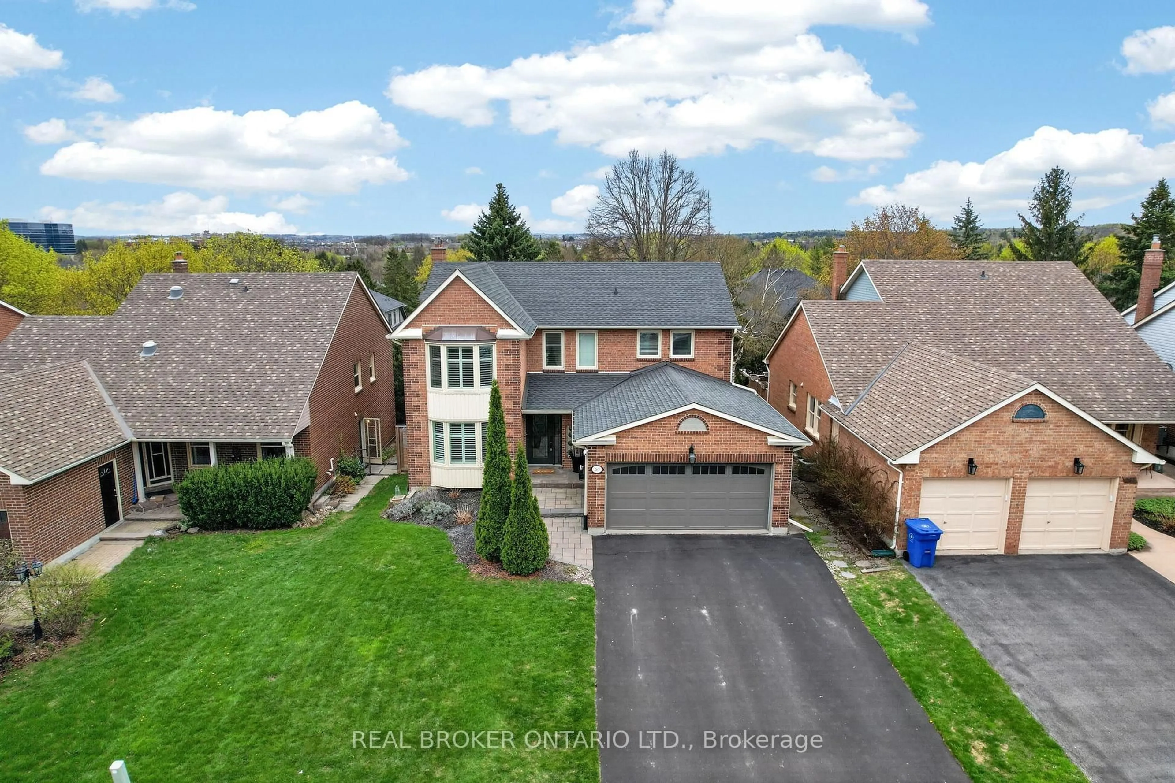 A pic from outside/outdoor area/front of a property/back of a property/a pic from drone, street for 267 John Bowser Cres, Newmarket Ontario L3Y 7N7