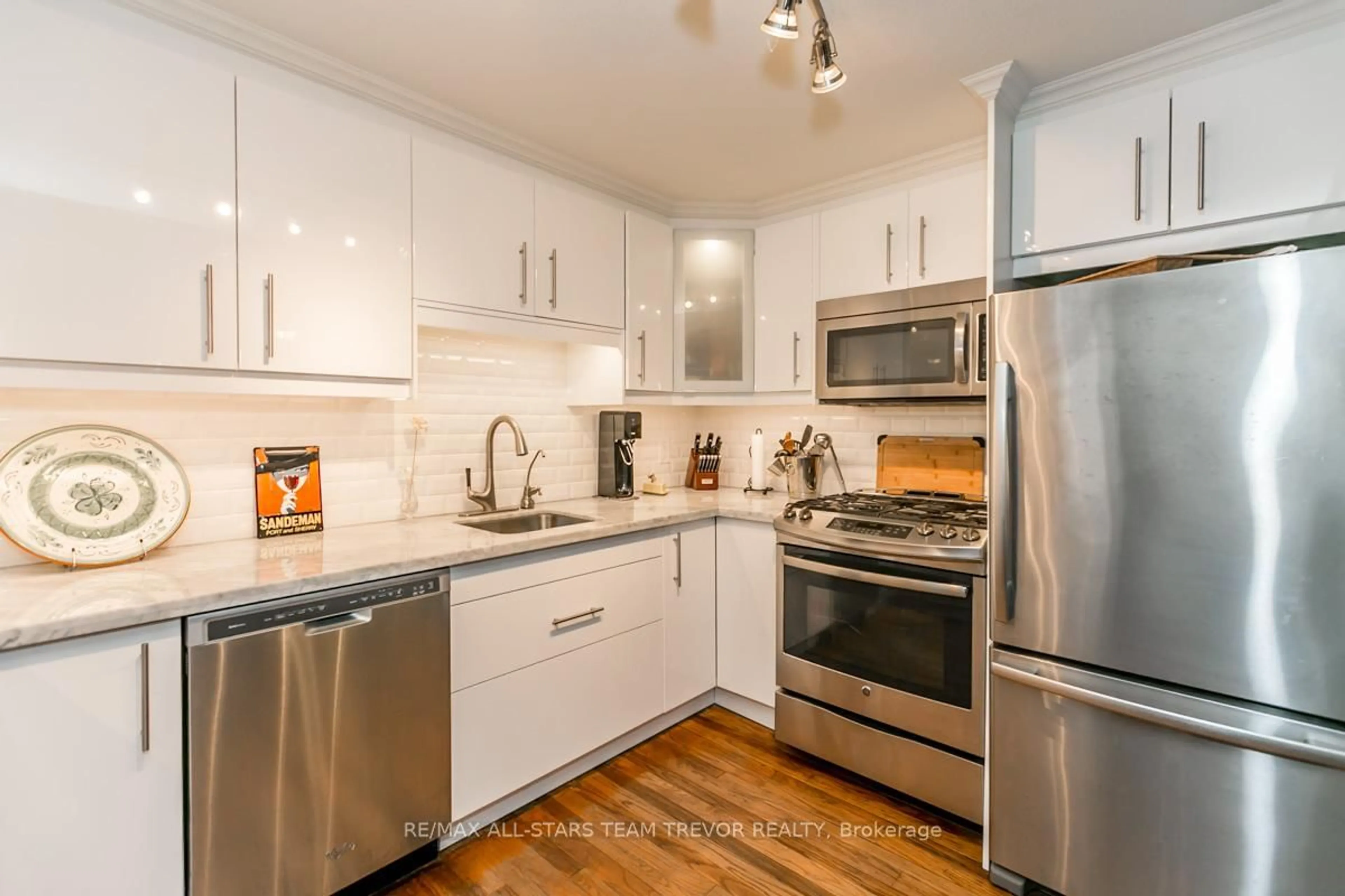 Standard kitchen, ceramic/tile floor for 263 Pleasant Blvd, Georgina Ontario L4P 2S7
