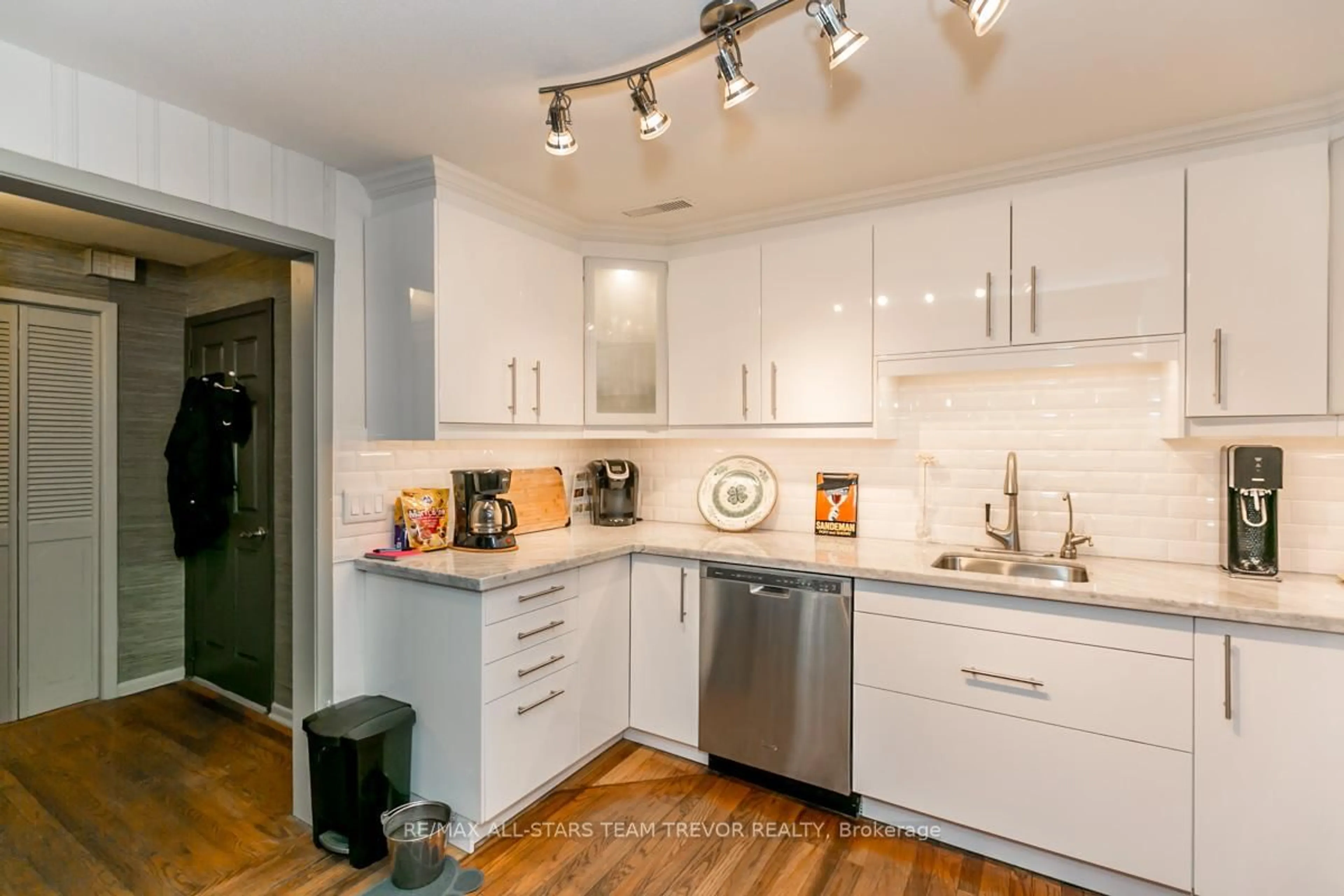 Open concept kitchen, ceramic/tile floor for 263 Pleasant Blvd, Georgina Ontario L4P 2S7