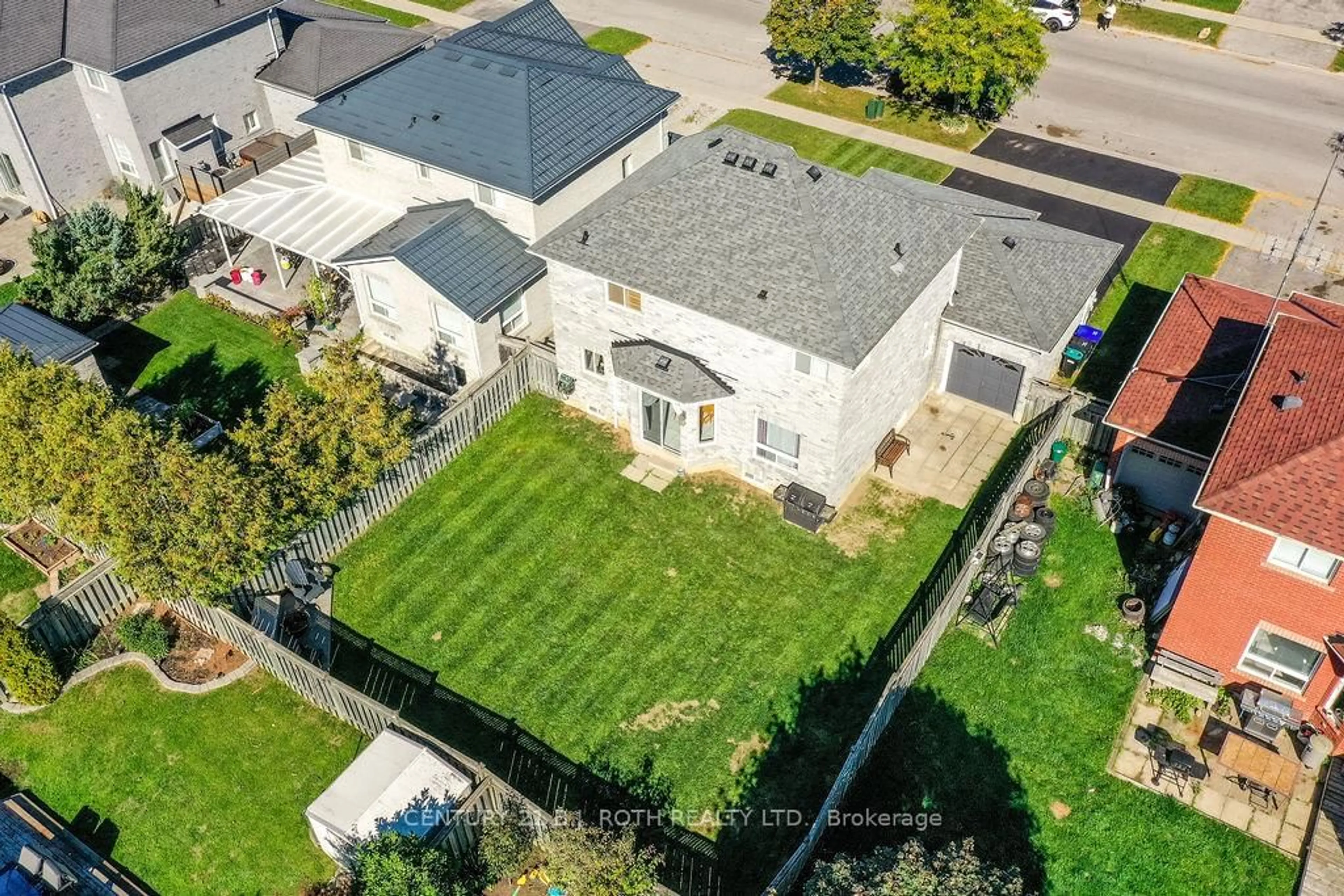 A pic from outside/outdoor area/front of a property/back of a property/a pic from drone, street for 1970 Webster Blvd, Innisfil Ontario L9S 2A5