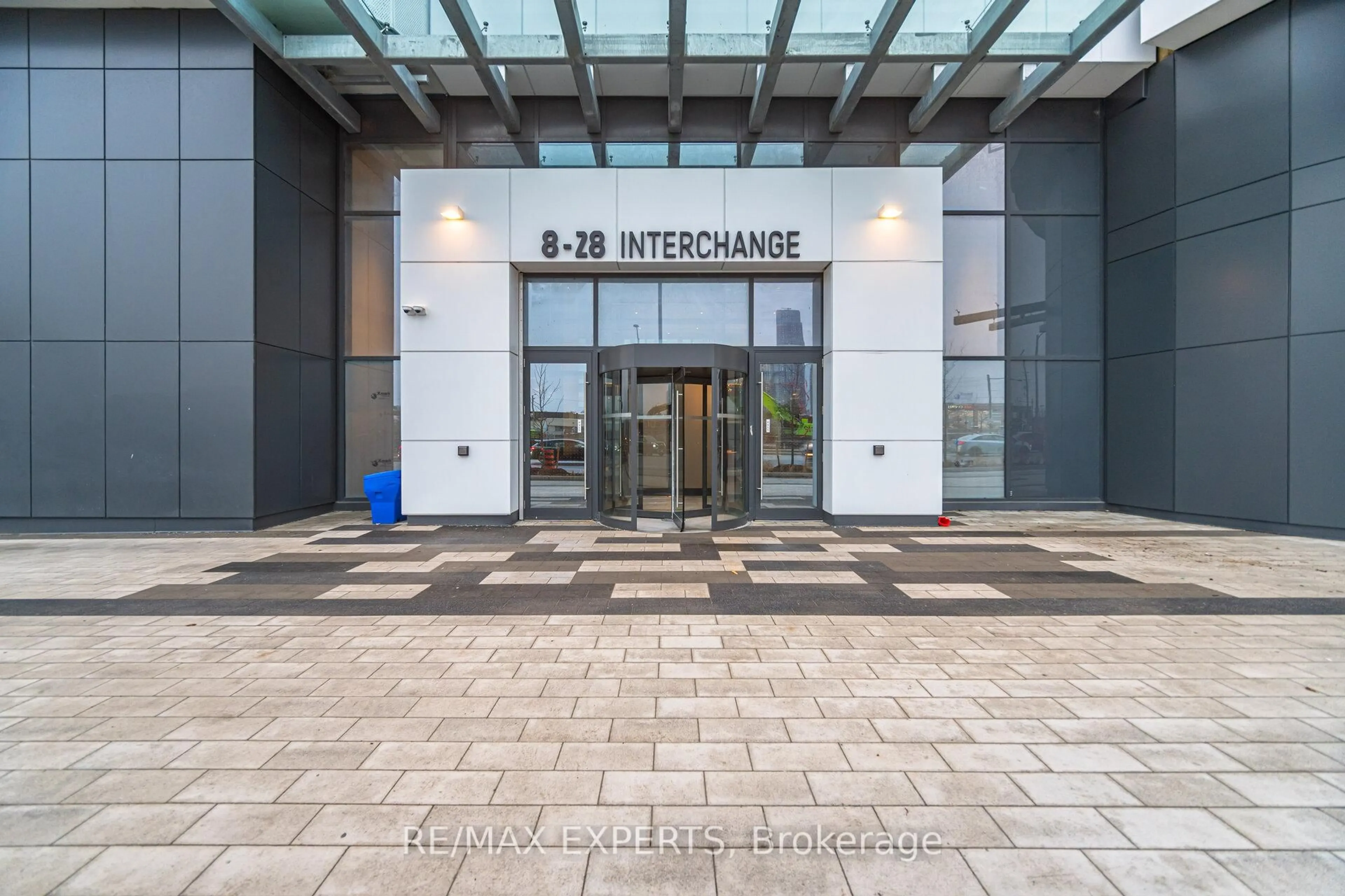 Indoor foyer for 8 Interchange Way #2702, Vaughan Ontario L4K 0R2