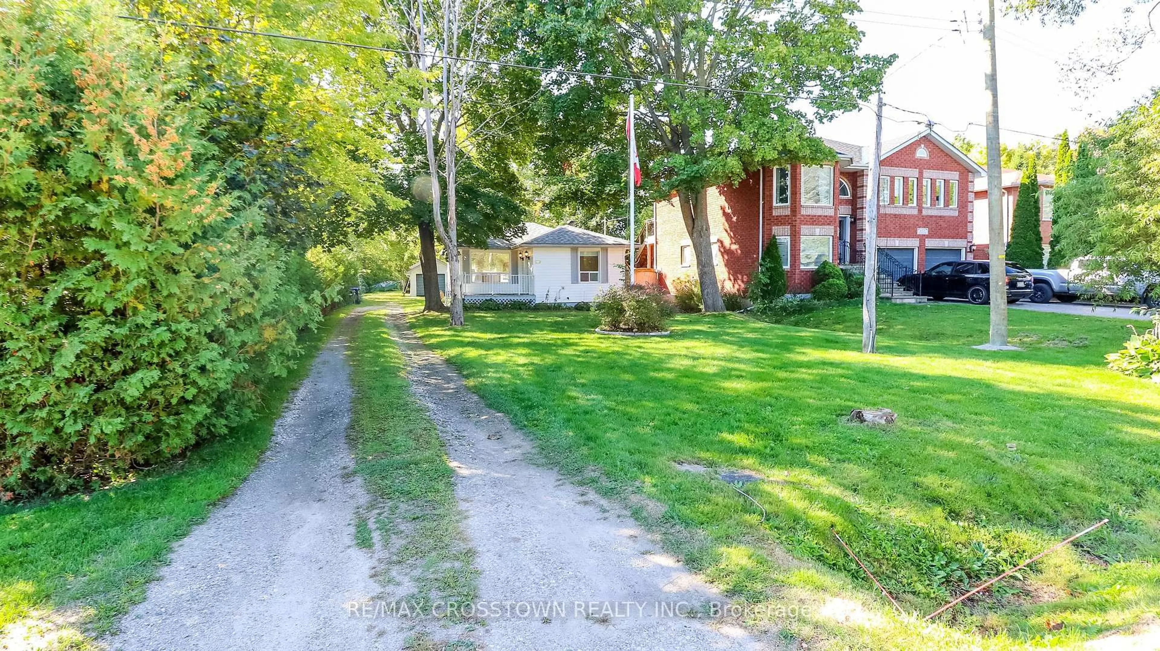 A pic from outside/outdoor area/front of a property/back of a property/a pic from drone, street for 673 Roberts Rd, Innisfil Ontario L9S 2E3