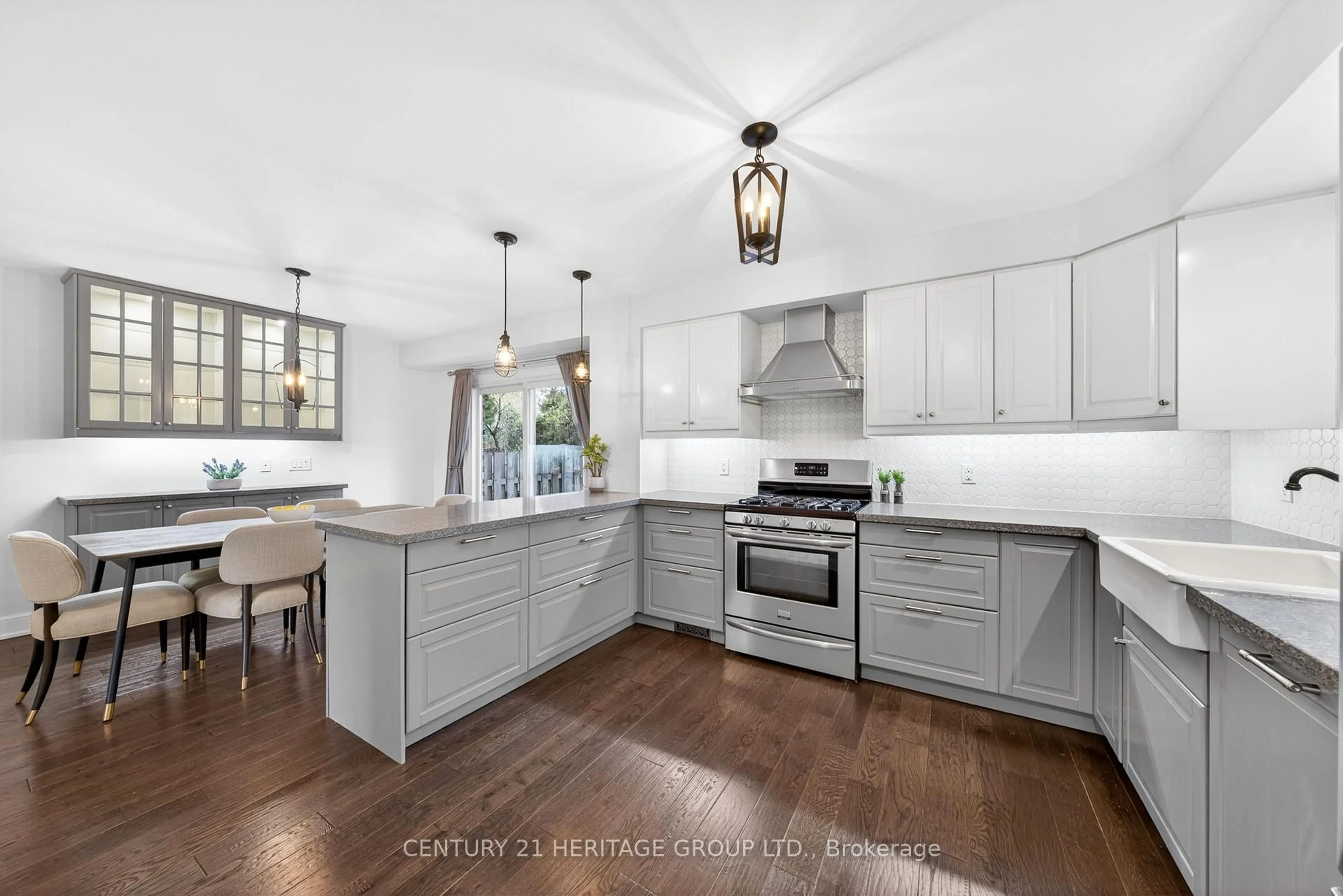 Open concept kitchen, unknown for 331 Maplegrove Ave, Bradford West Gwillimbury Ontario L3Z 1V8