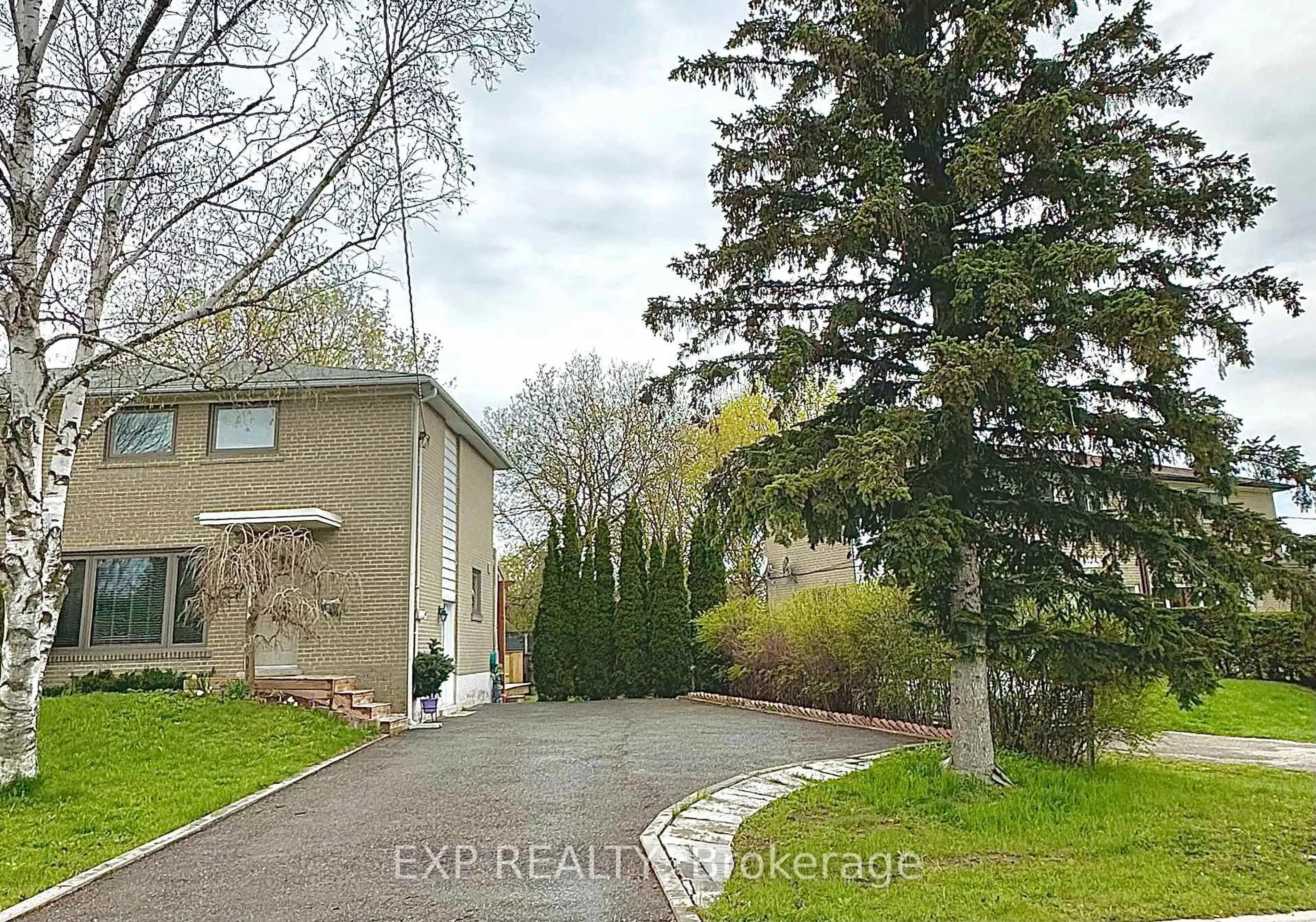 A pic from outside/outdoor area/front of a property/back of a property/a pic from drone, street for 28 Bailey Cres, Aurora Ontario L4G 2B3