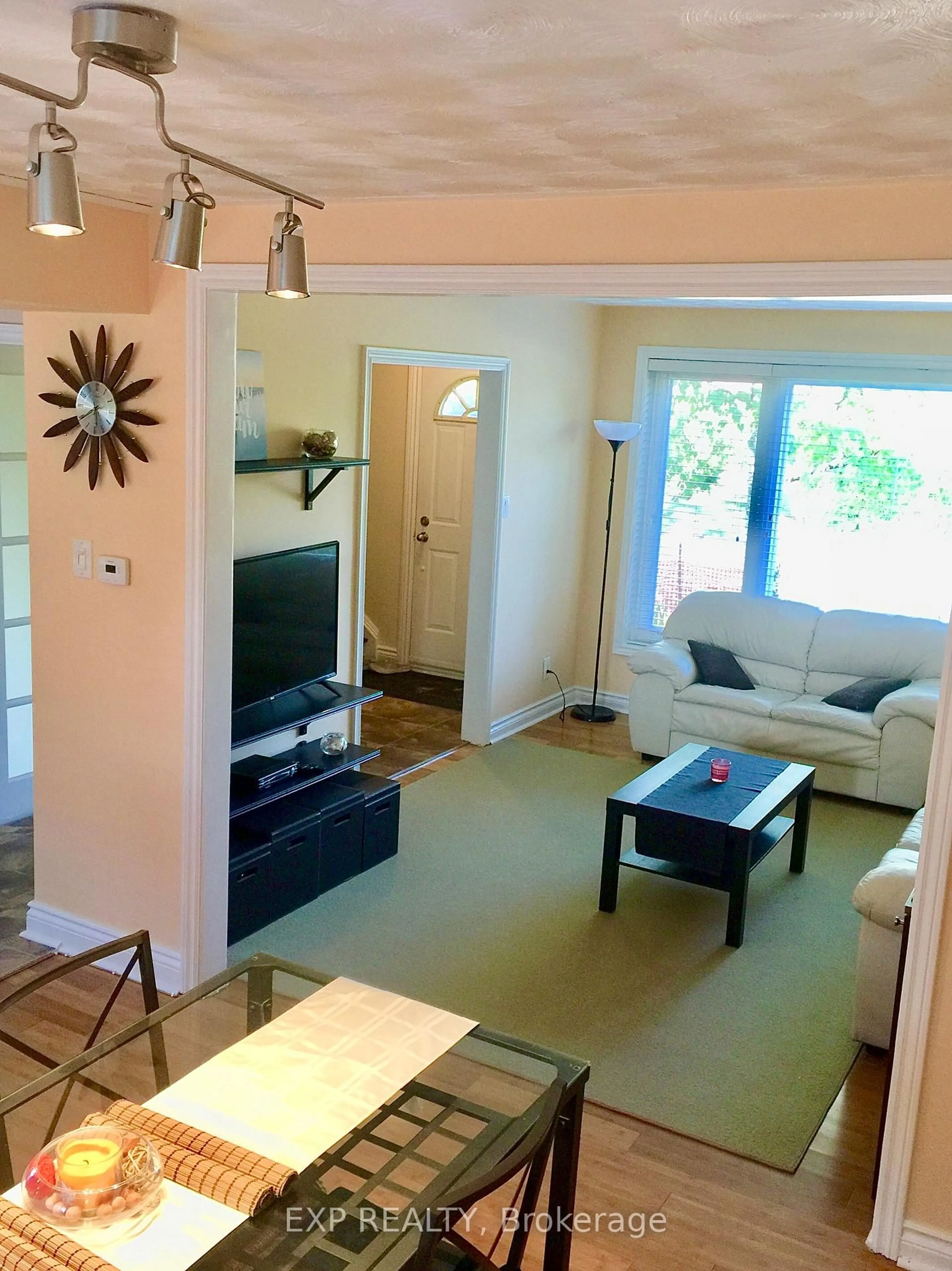 Living room with furniture, unknown for 28 Bailey Cres, Aurora Ontario L4G 2B3
