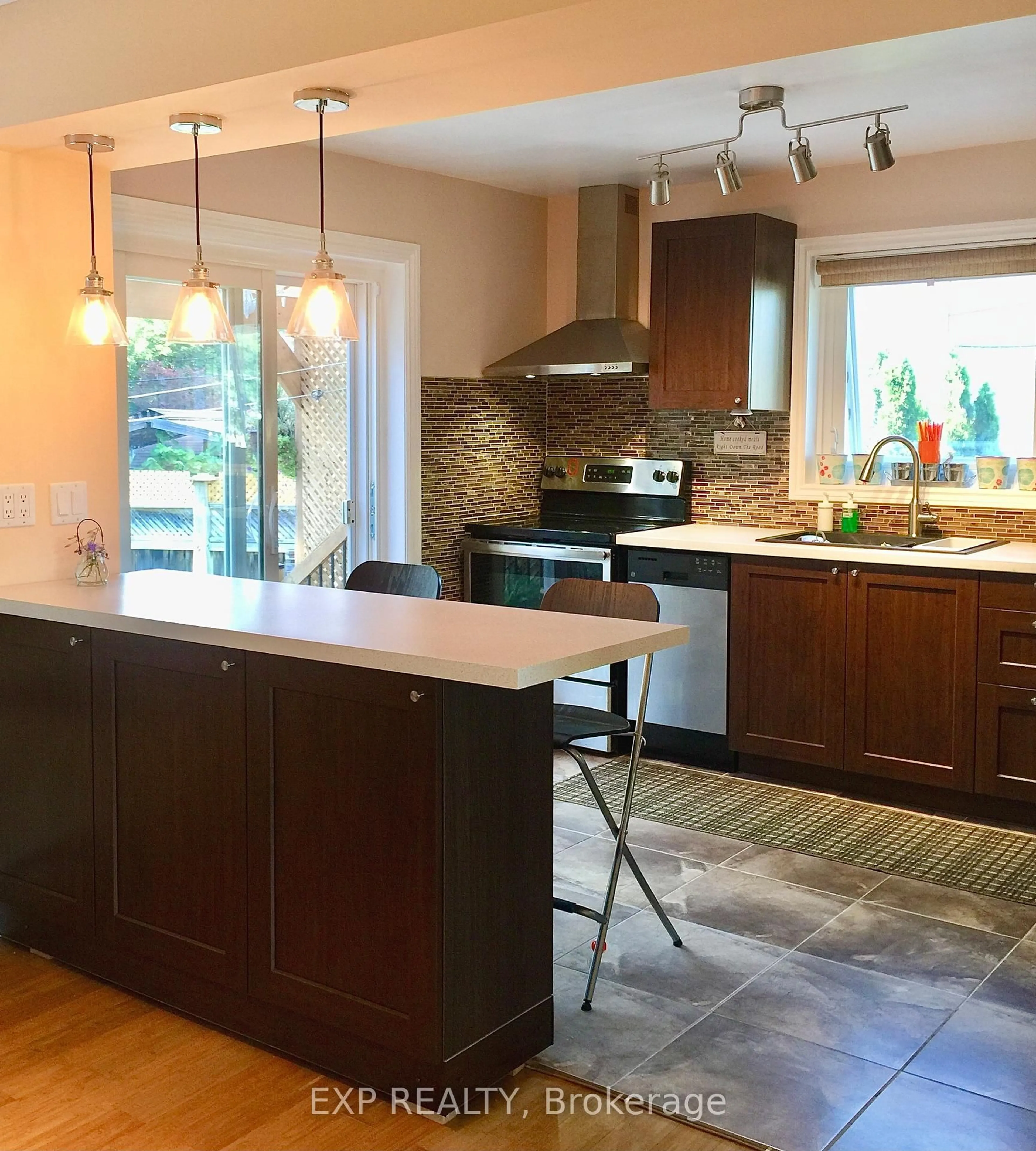 Open concept kitchen, unknown for 28 Bailey Cres, Aurora Ontario L4G 2B3