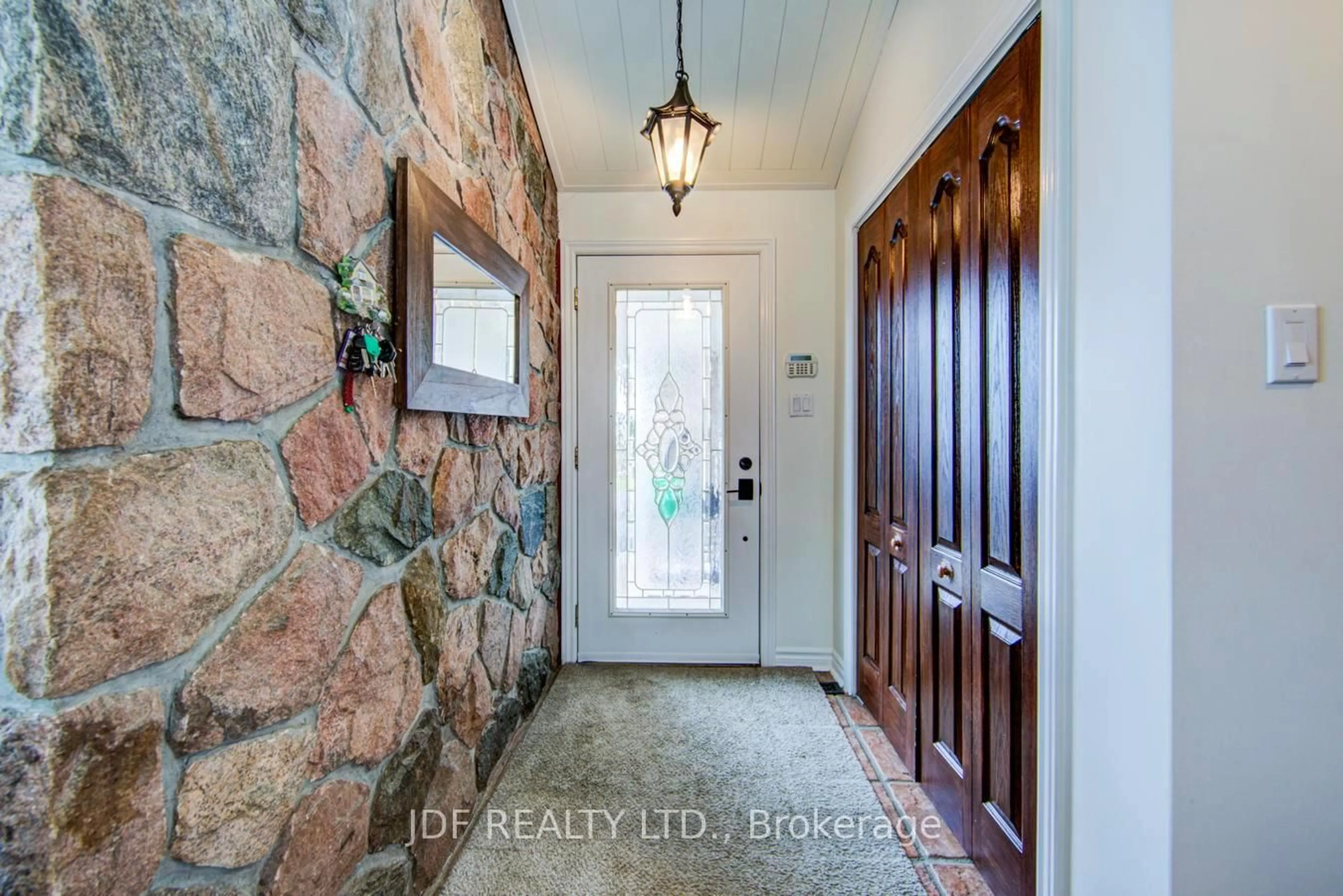 Indoor entryway for 2544 Tottenham Rd, New Tecumseth Ontario L0G 1A0