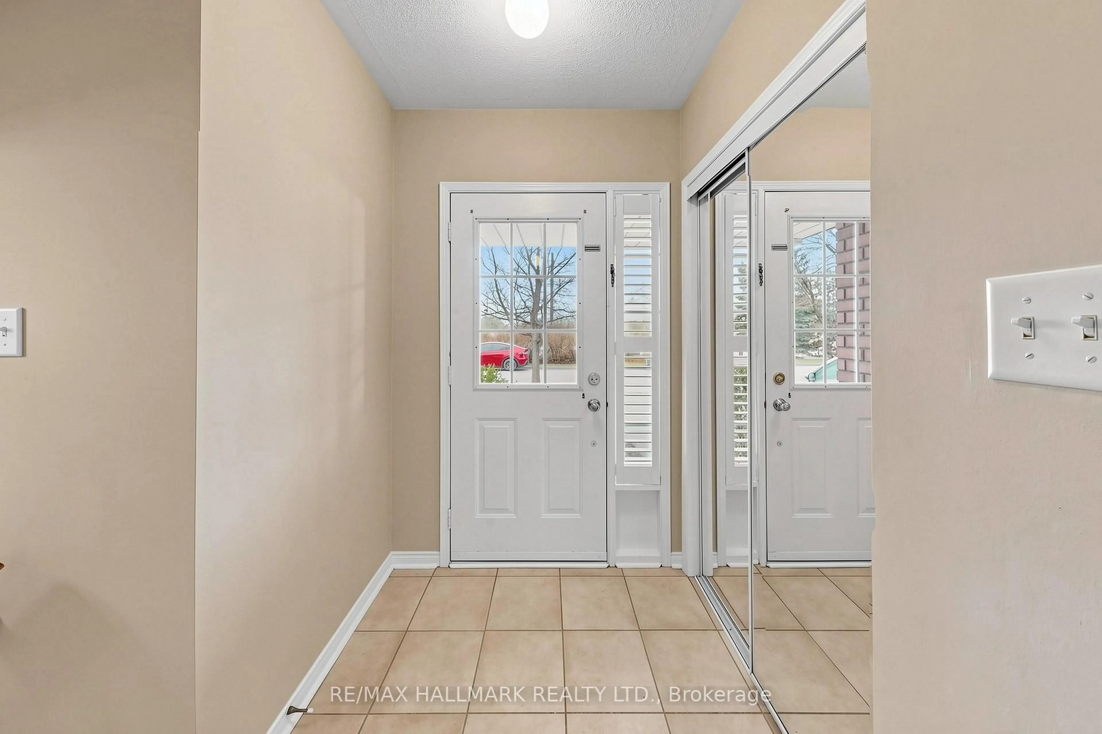 Indoor entryway for 72 Walkview Cres, Richmond Hill Ontario L4E 4H6