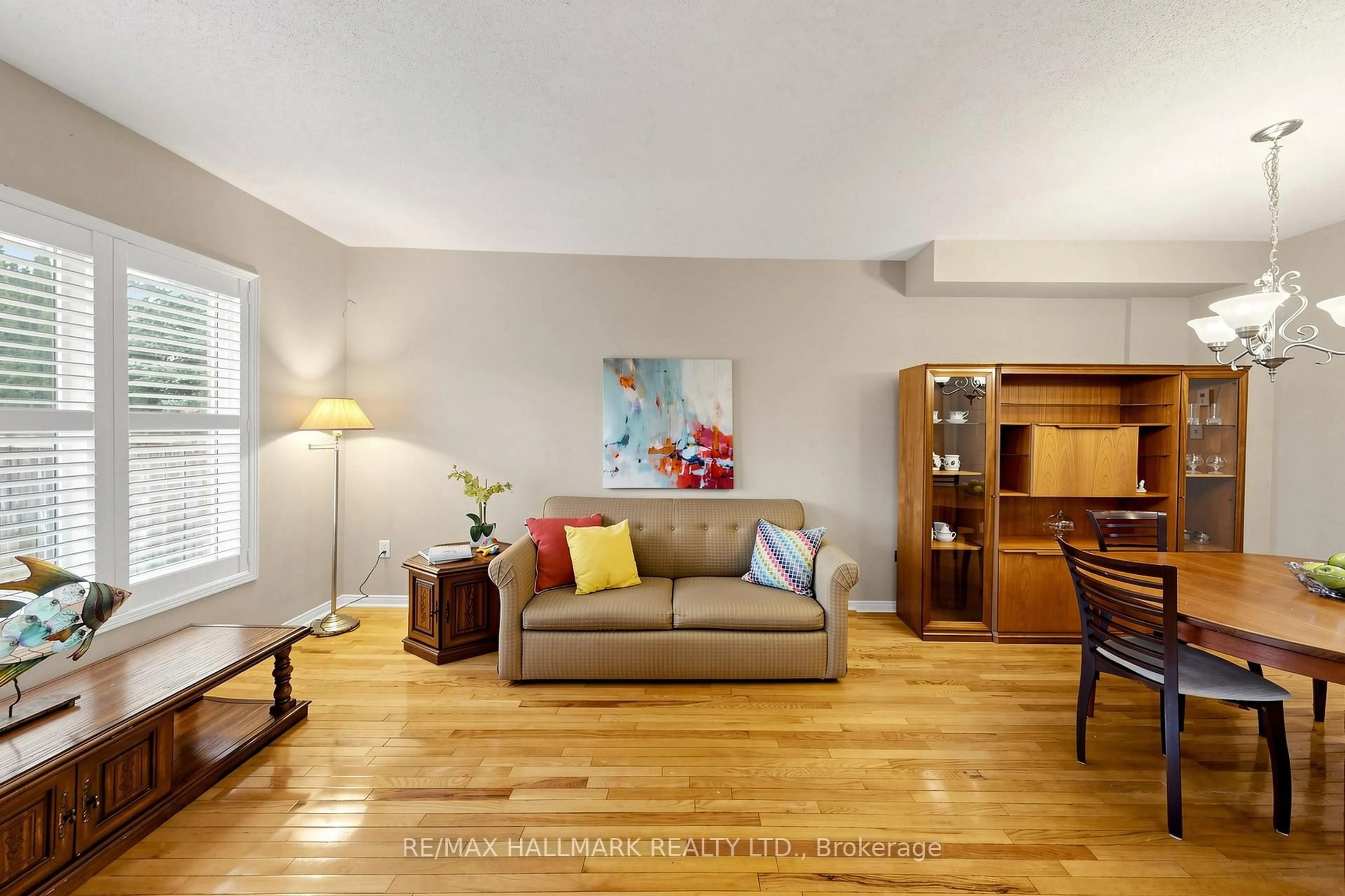 Living room with furniture, wood/laminate floor for 72 Walkview Cres, Richmond Hill Ontario L4E 4H6