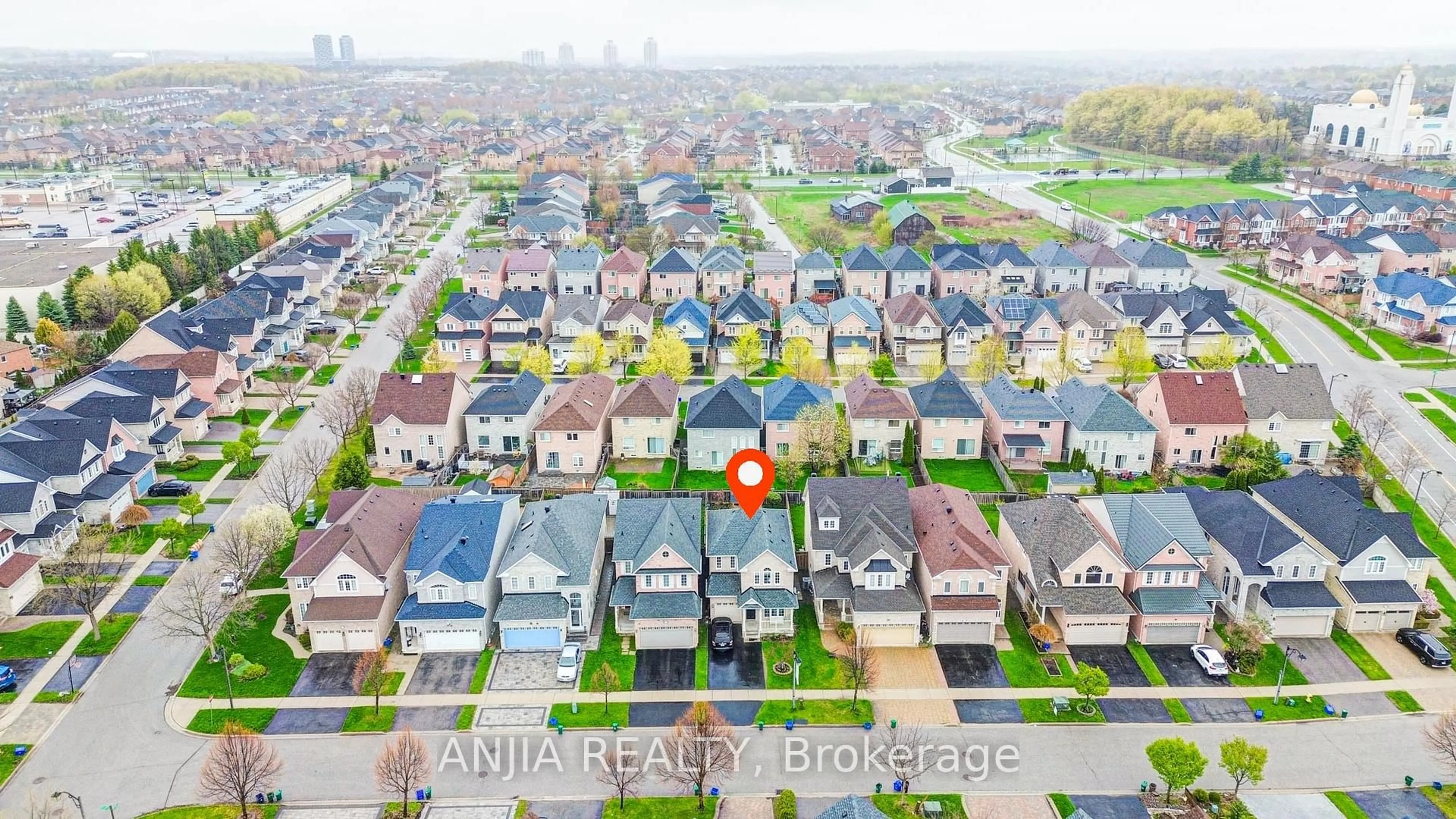 A pic from outside/outdoor area/front of a property/back of a property/a pic from drone, city buildings view from balcony for 51 Oxfordshire St, Markham Ontario L6C 2Z8