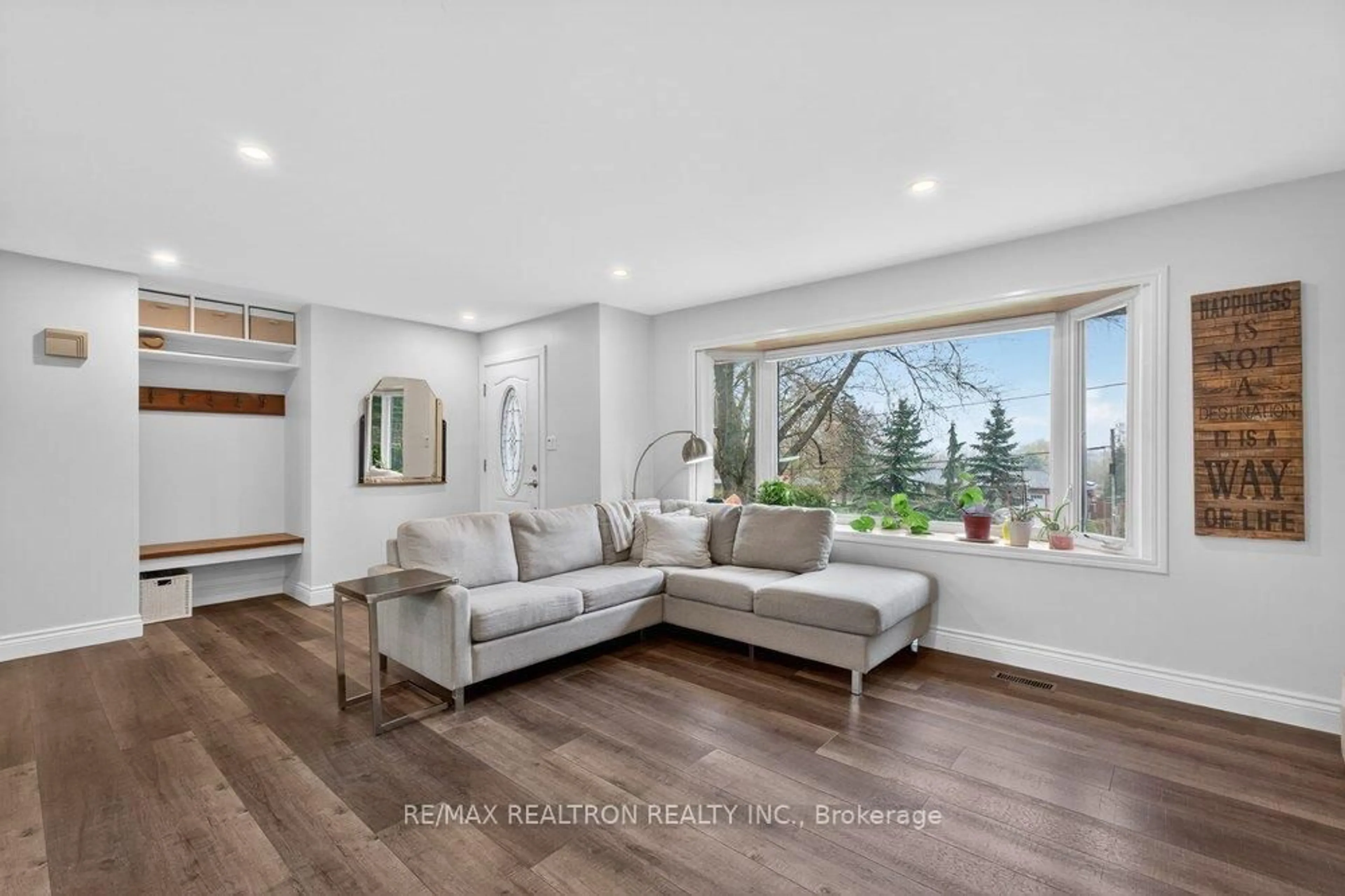 Living room with furniture, unknown for 284 Zephyr Rd, Uxbridge Ontario L0E 1T0