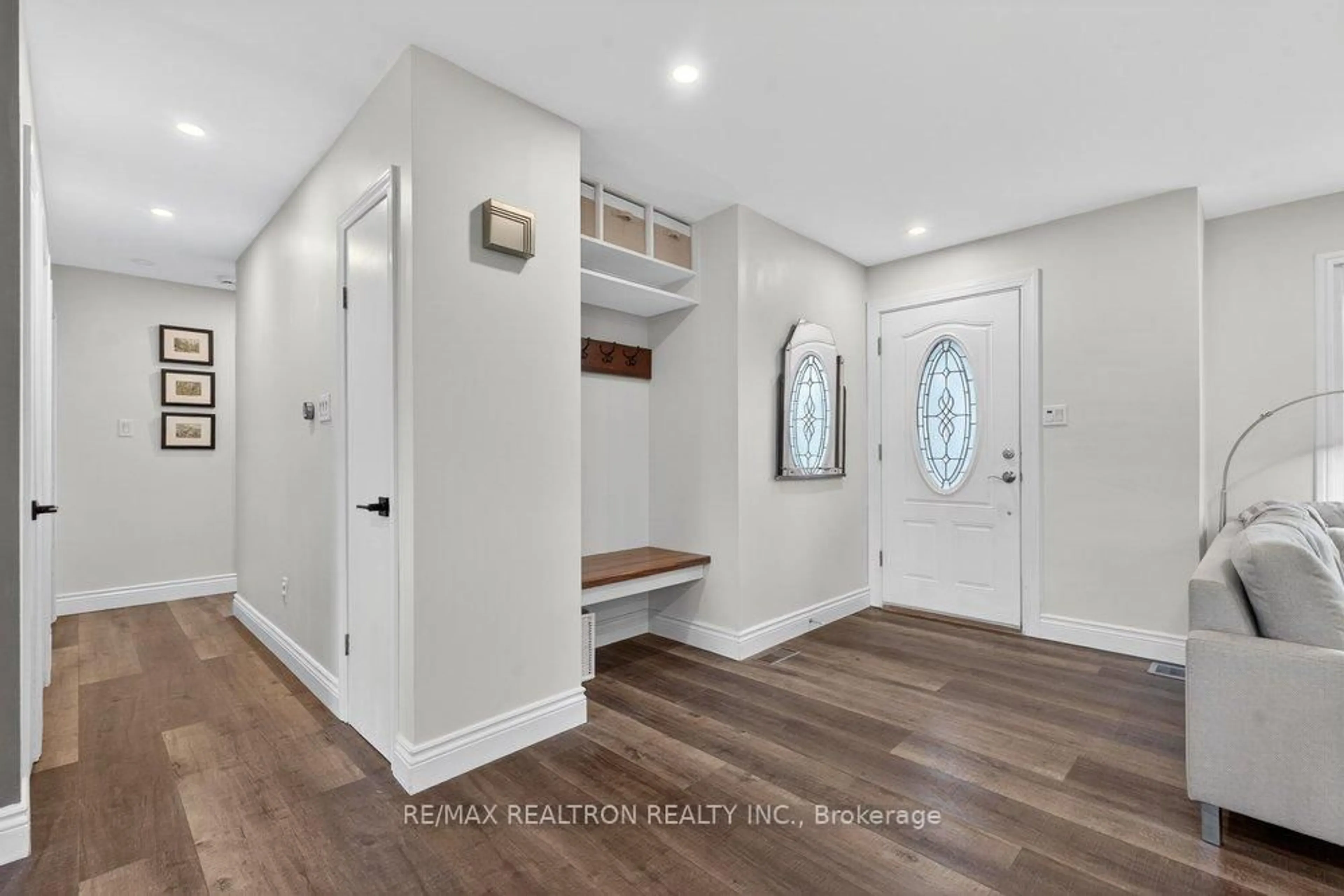 Indoor entryway for 284 Zephyr Rd, Uxbridge Ontario L0E 1T0