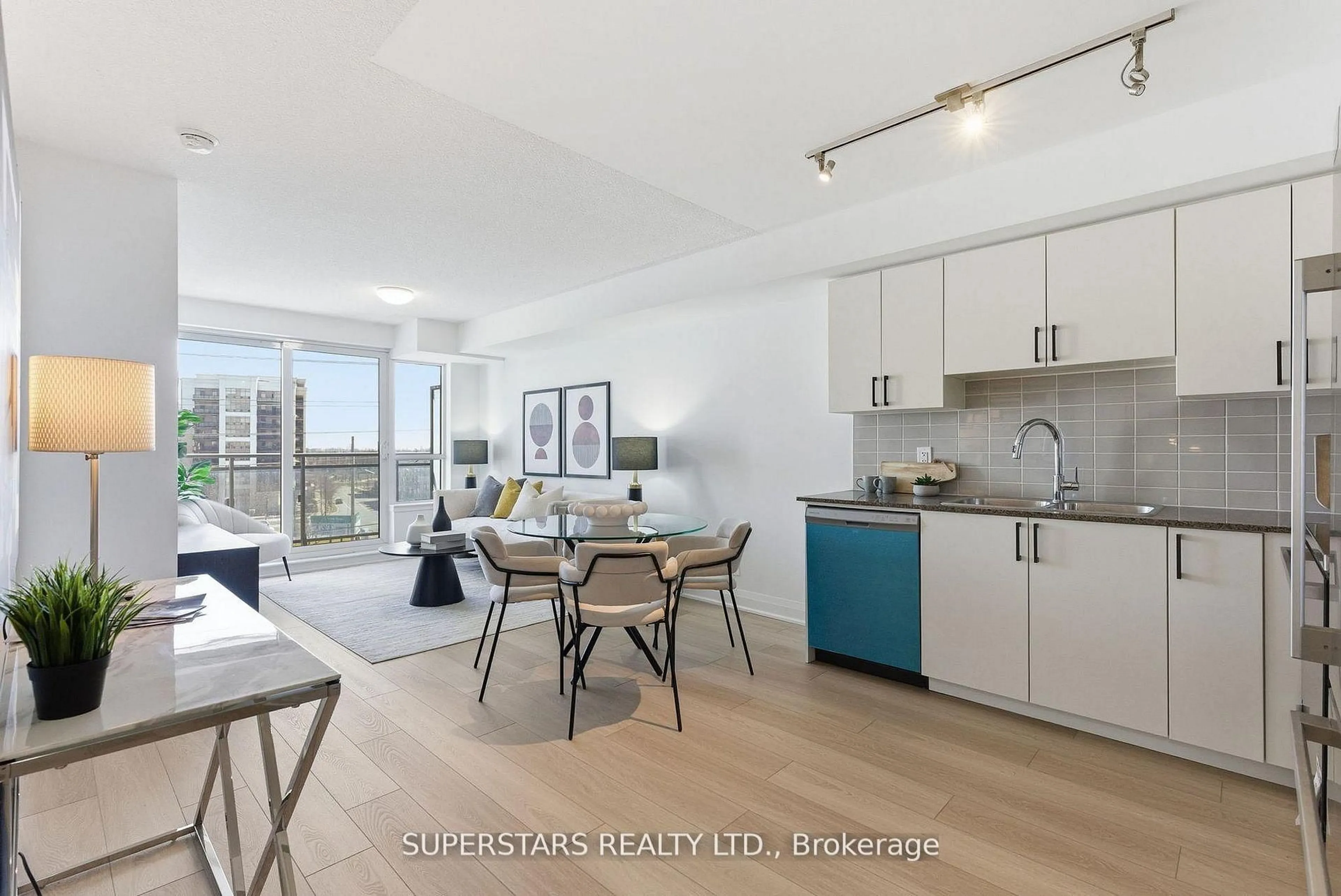 Open concept kitchen, wood/laminate floor for 372 Highway 7 E Rd #606, Richmond Hill Ontario L4B 0C6