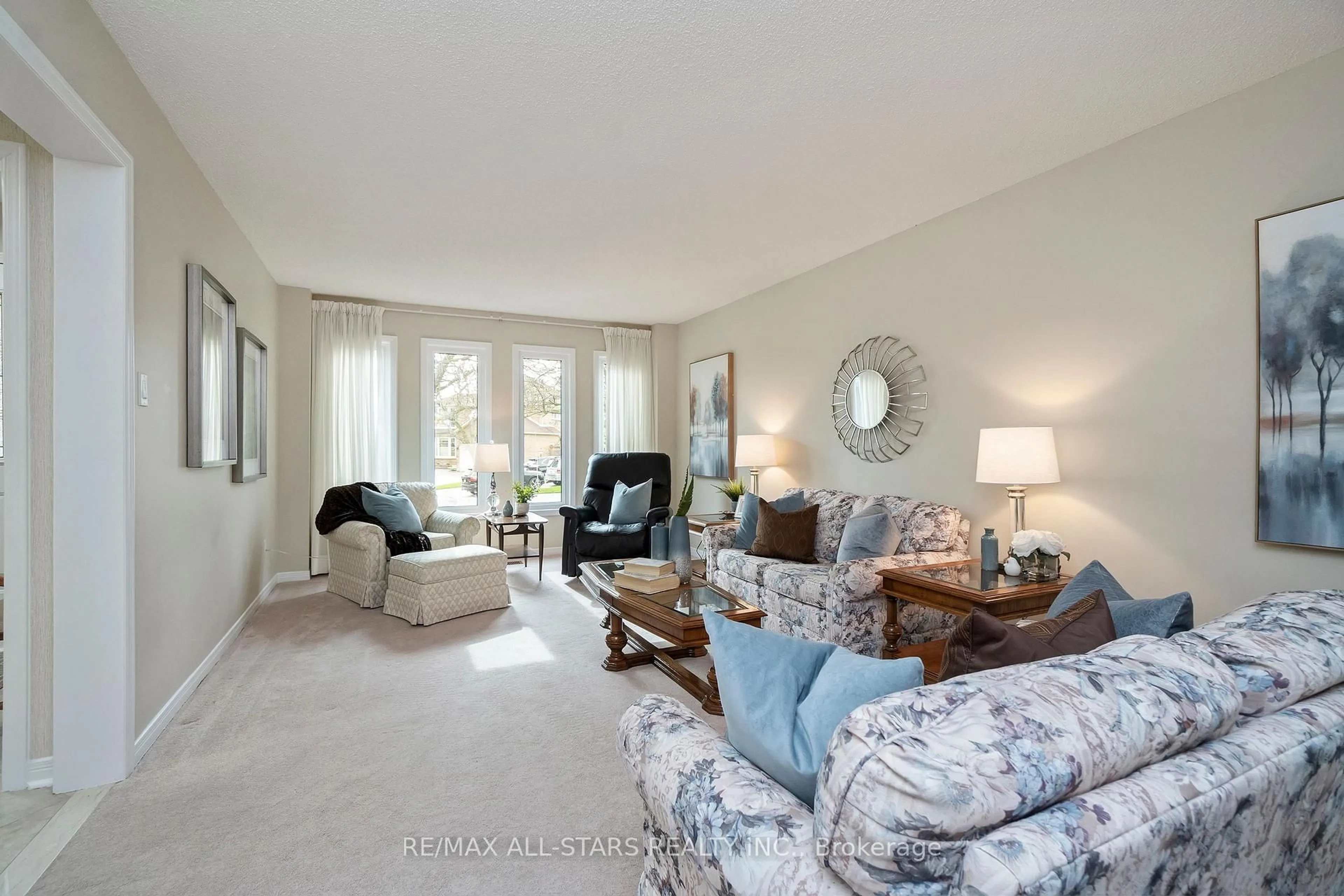 Living room with furniture, unknown for 33 Carpenter Crt, Markham Ontario L3P 6W3