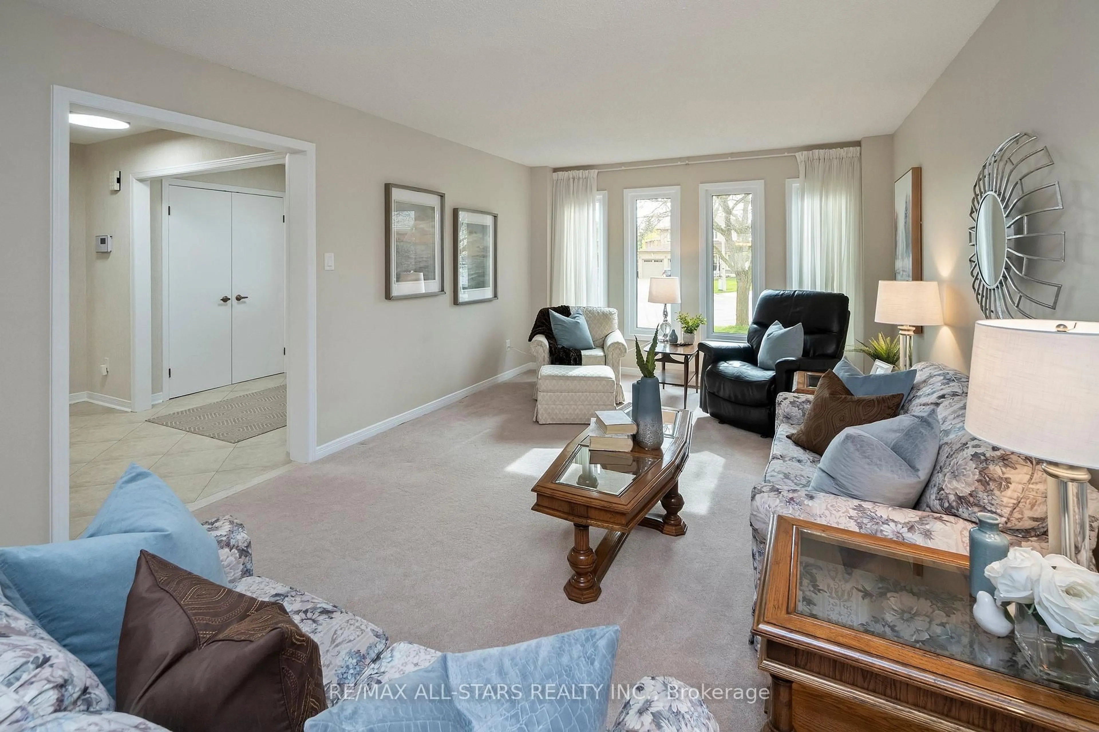 Living room with furniture, unknown for 33 Carpenter Crt, Markham Ontario L3P 6W3