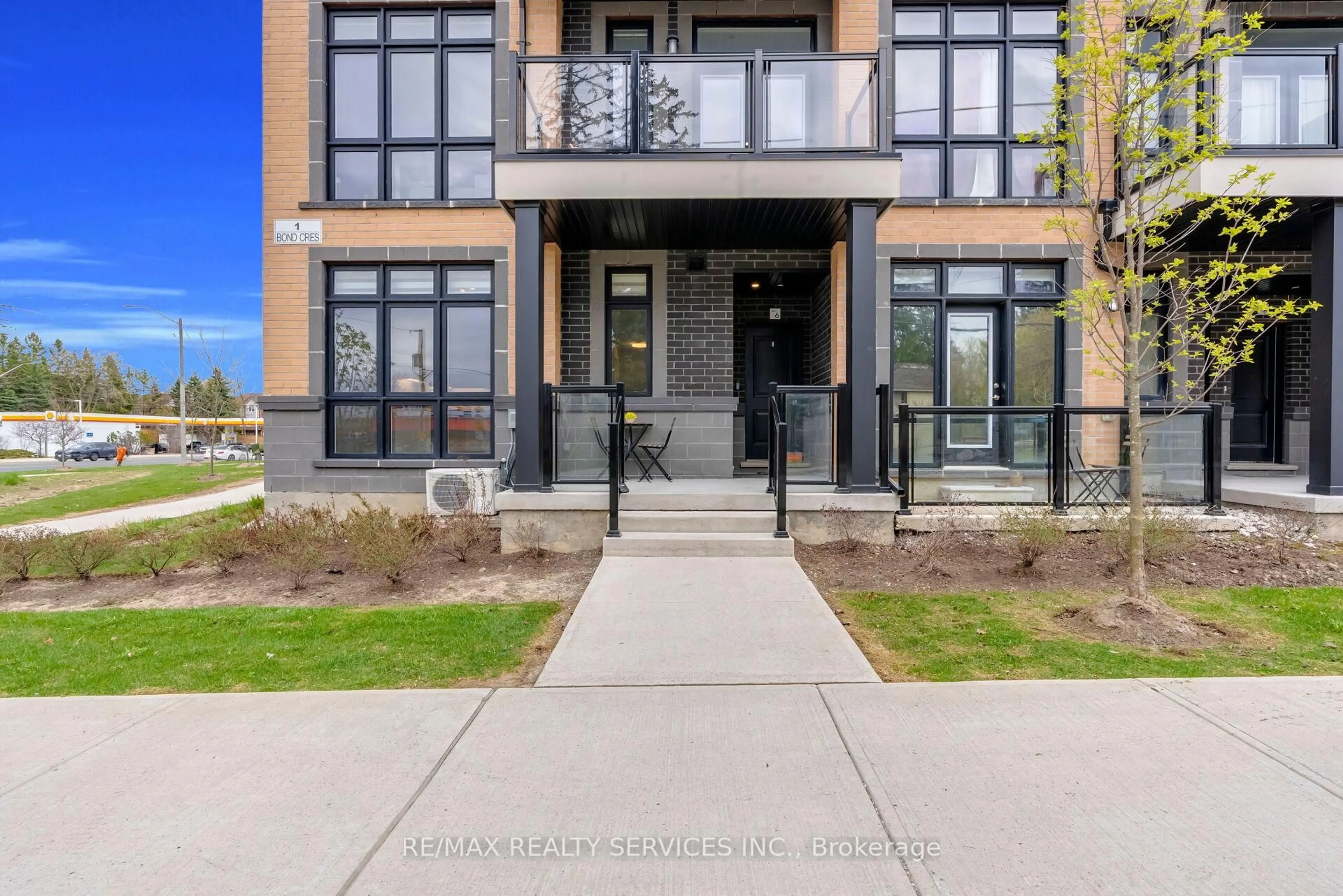 Unknown for 1 Bond Cres #5, Richmond Hill Ontario L4E 1J4