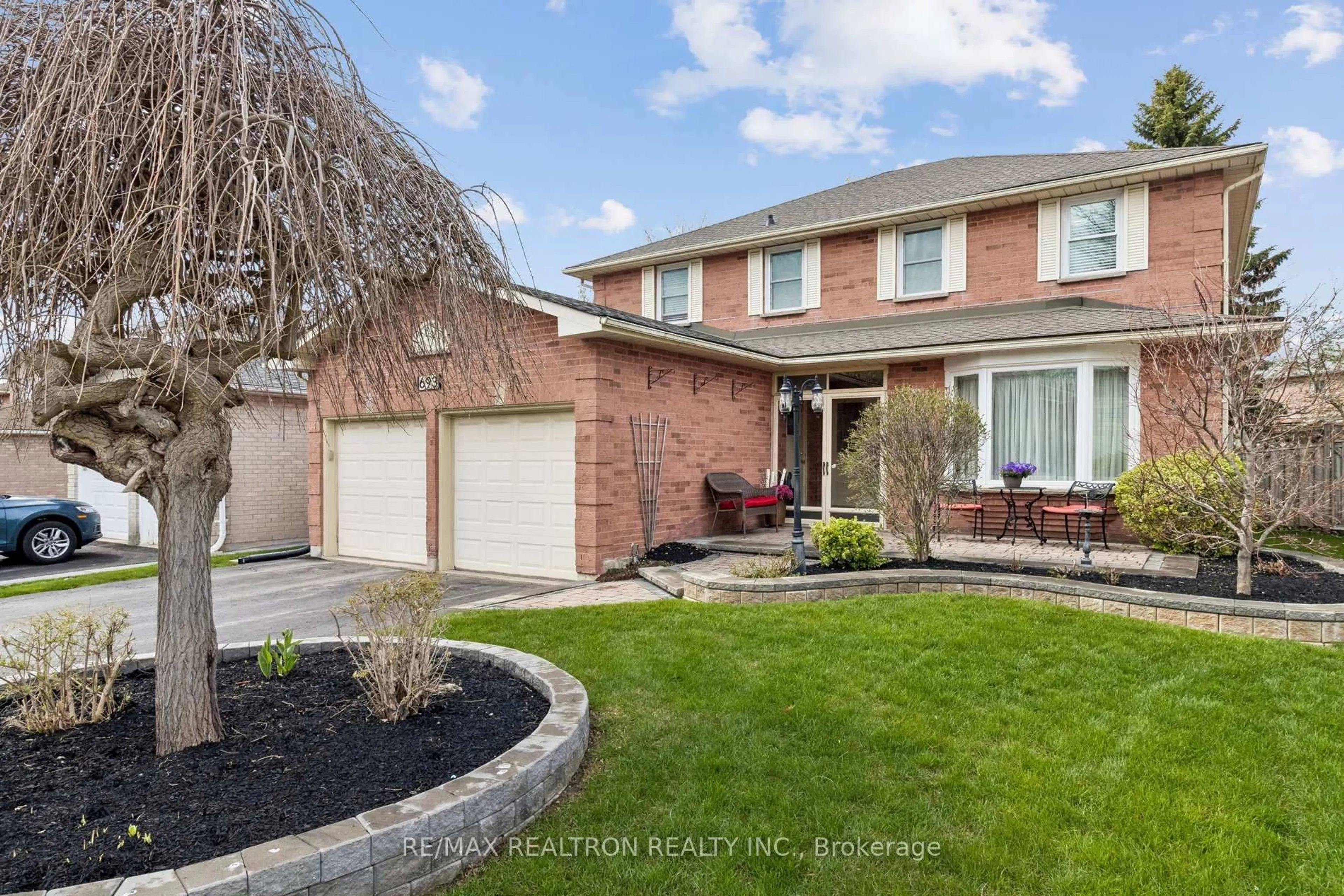 Home with brick exterior material, street for 693 Leslie Valley Dr, Newmarket Ontario L3Y 7J6