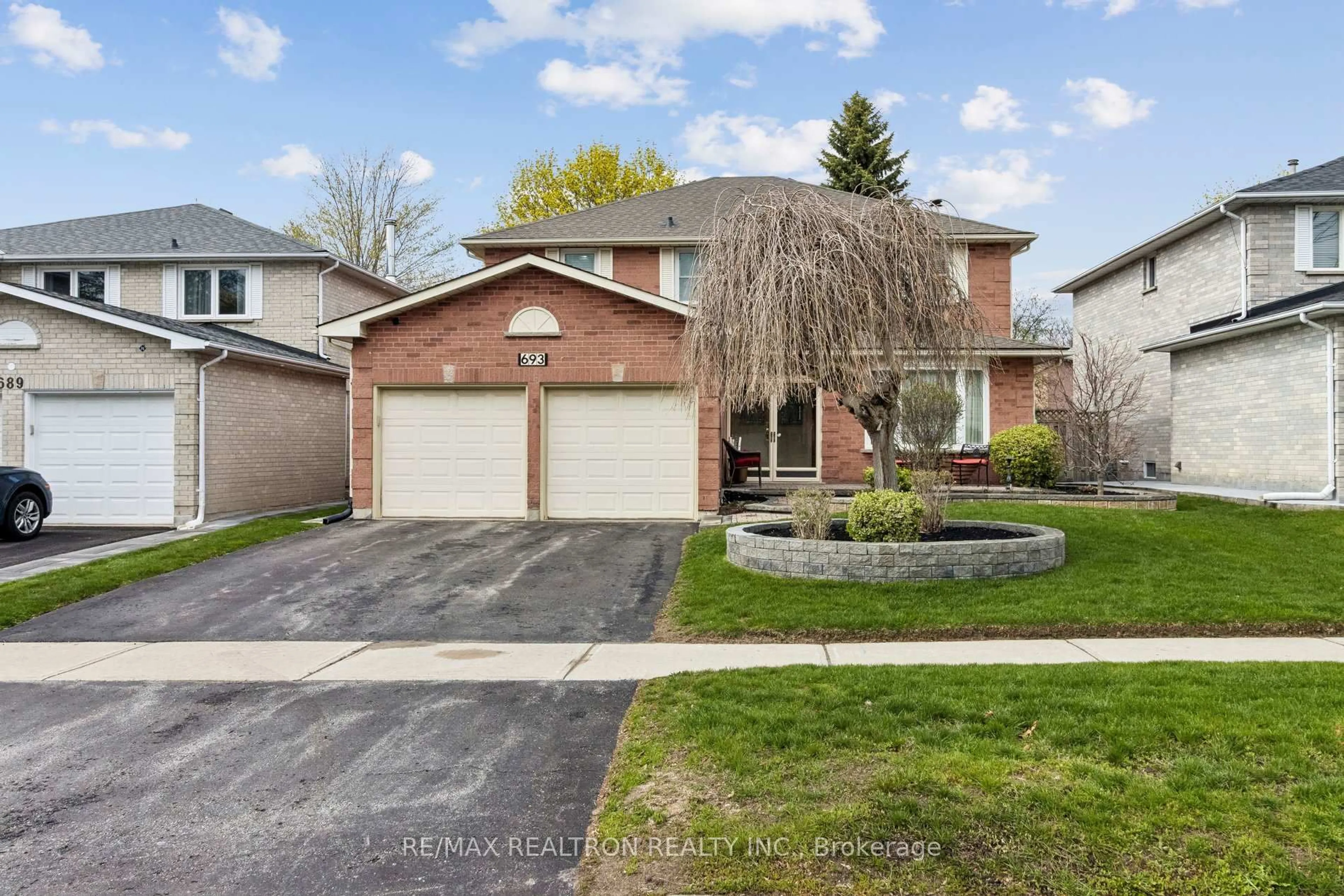Home with brick exterior material, street for 693 Leslie Valley Dr, Newmarket Ontario L3Y 7J6